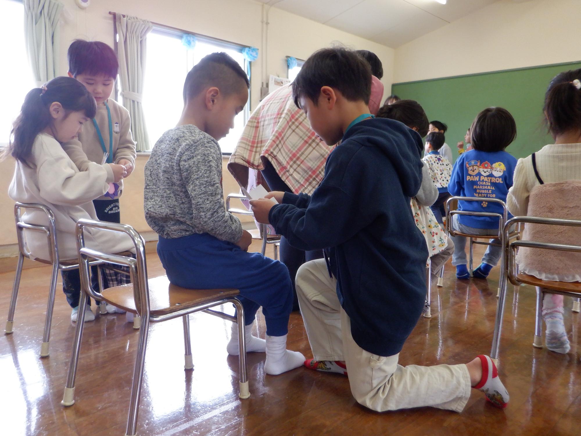 卒園児から在園児にプレゼントをあげる、プレゼントは変わり絵カード