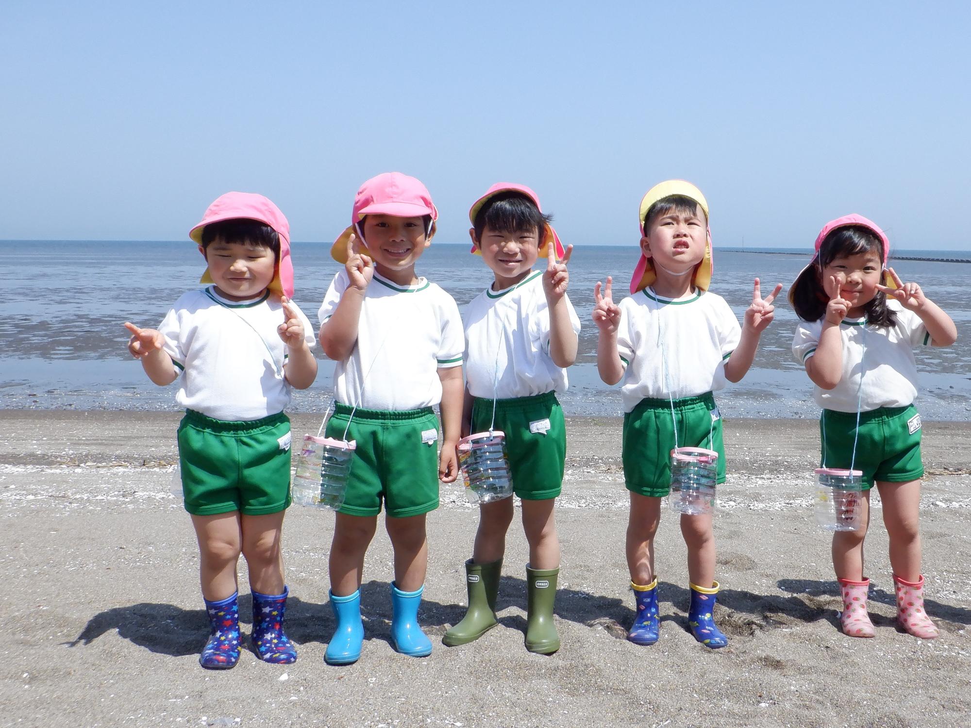 海をバックにハイチーズ