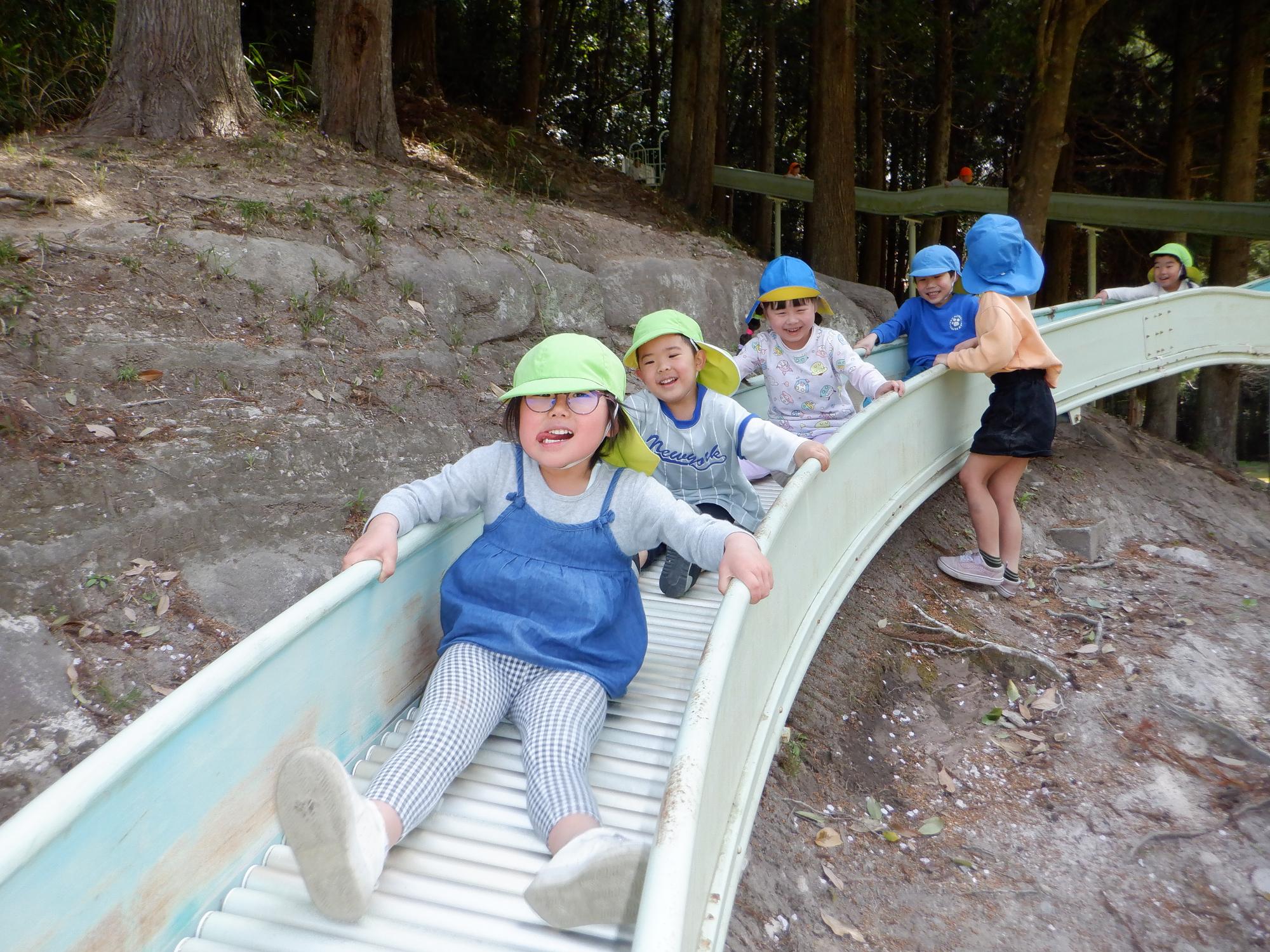 子ども達・すべり台・公園