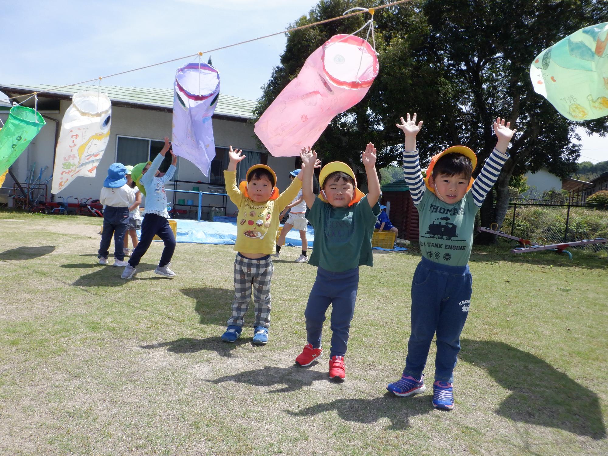3歳児こいのぼりの下で