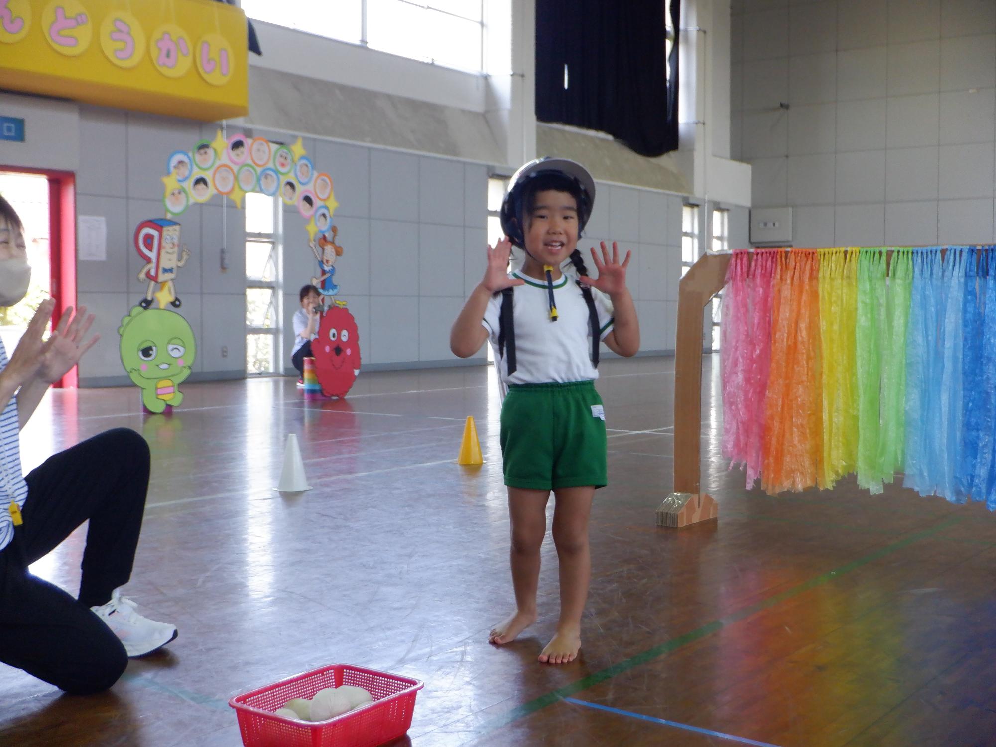 消防士に扮装をする子ども、火事だ！と叫んでボールを投げる
