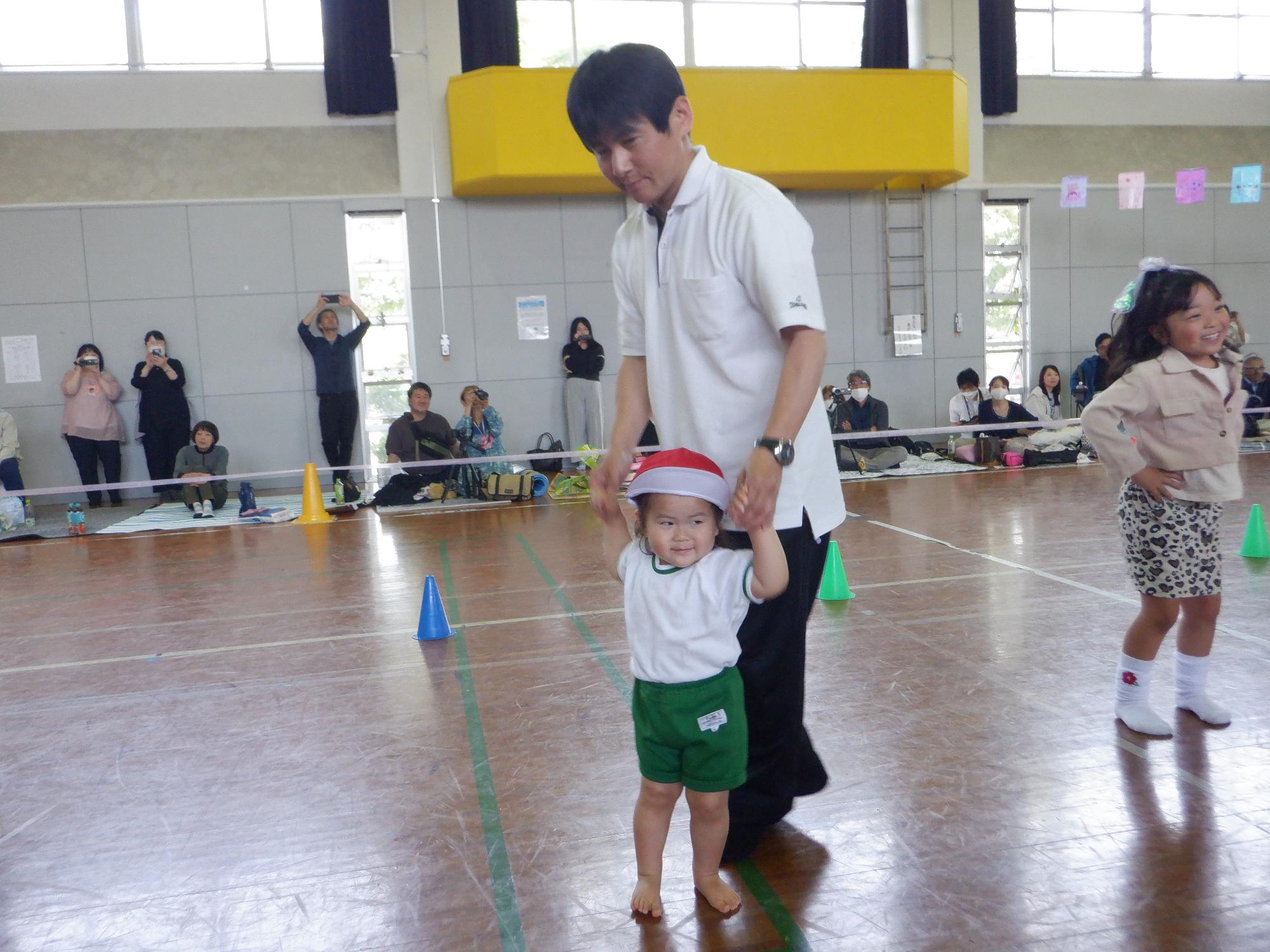 パパと一緒にダンスをする、手をつないで嬉しそうな子ども、小学生も参加です