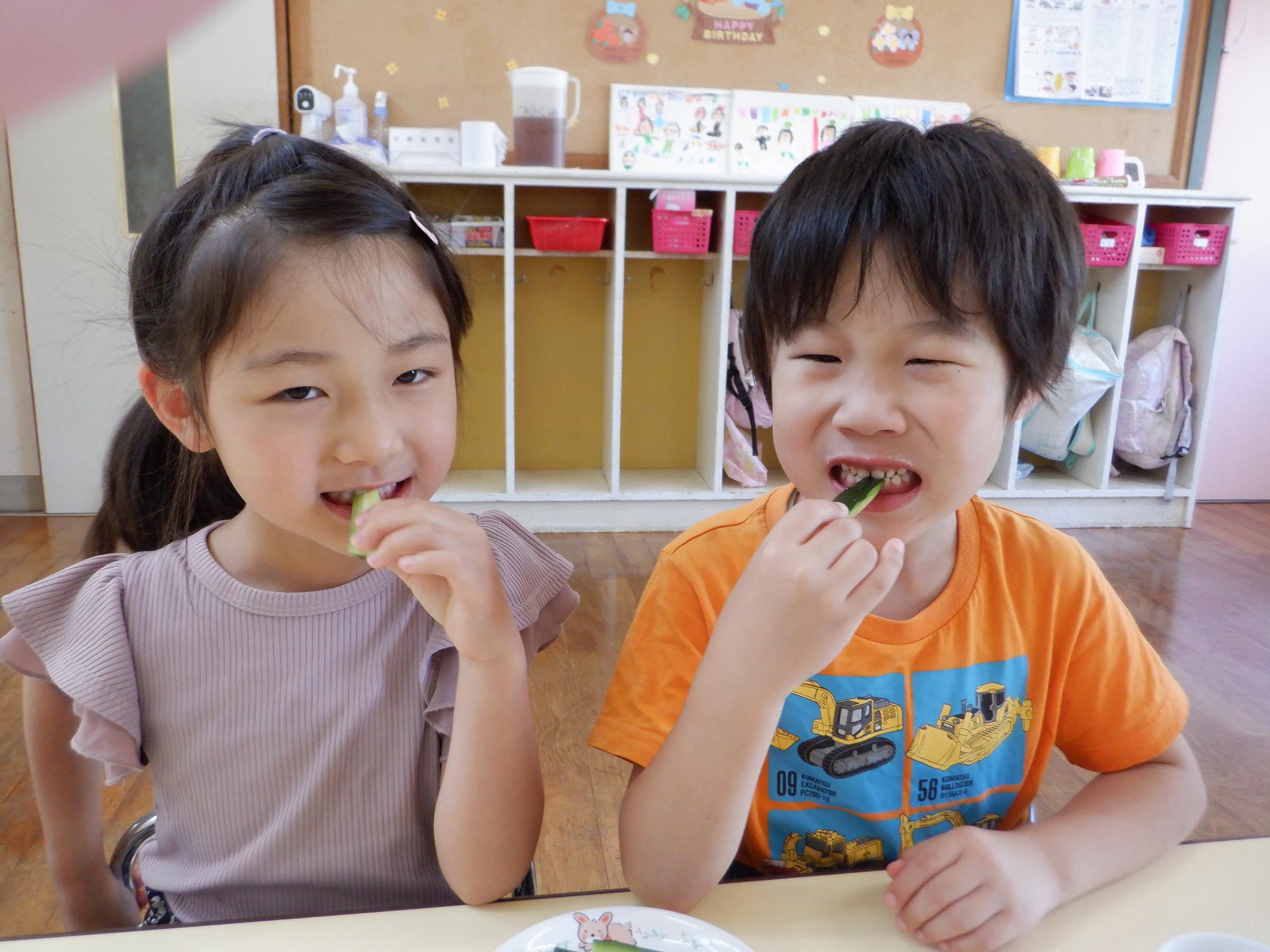 キュウリを食べる子ども、何もつけずにキュウリの味を味わってる