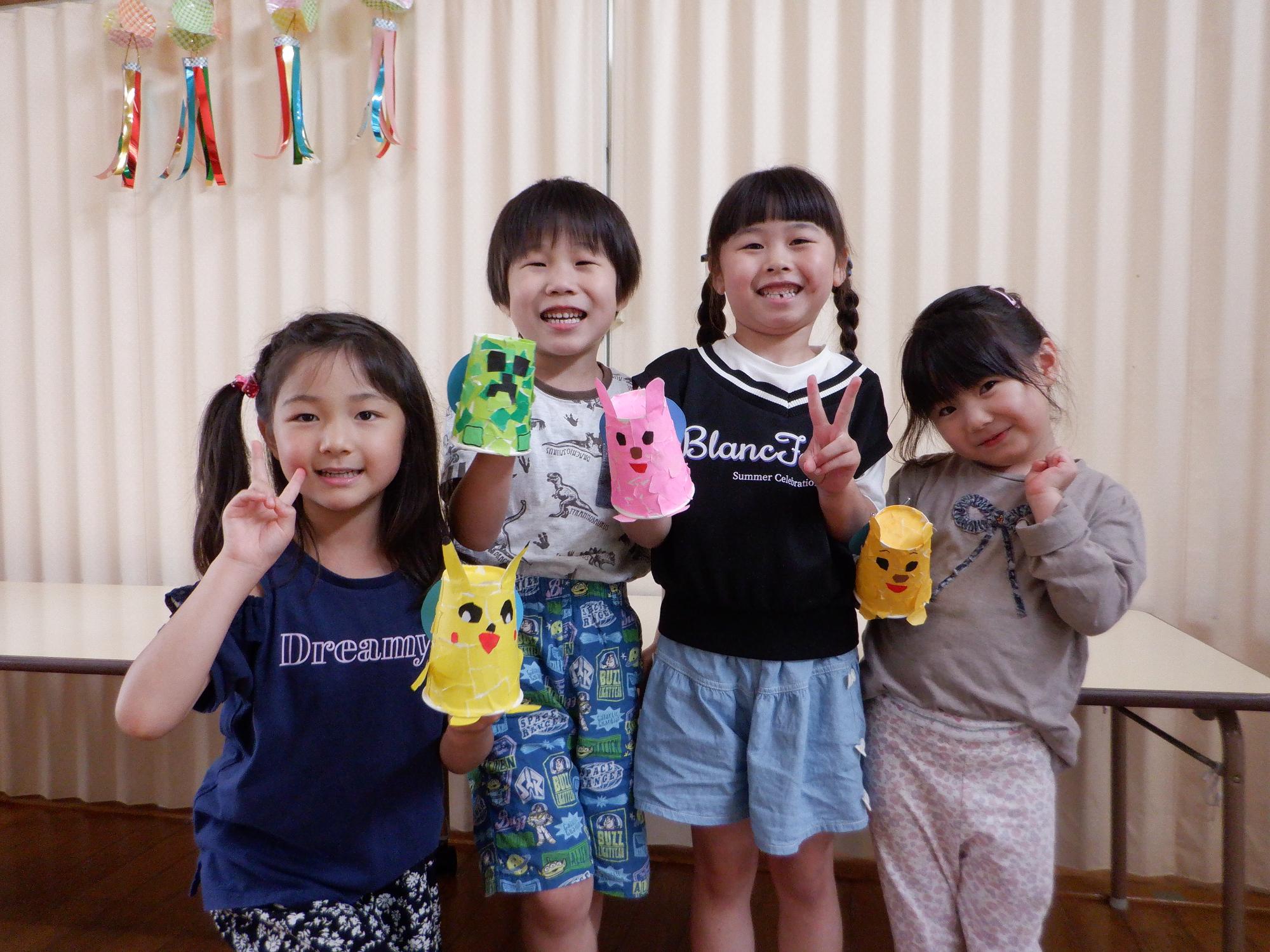 ピカチュウクリーパーうさぎプーさんの時計を作り嬉しそうな子どもたち