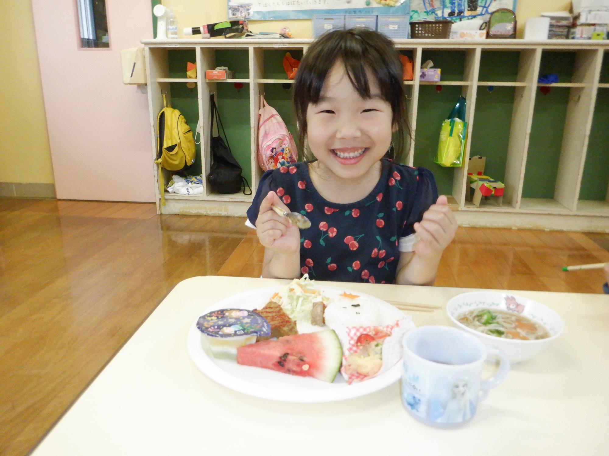 七夕の給食、七夕にちなんだ料理、プレートランチ、嬉しそうな女の子、