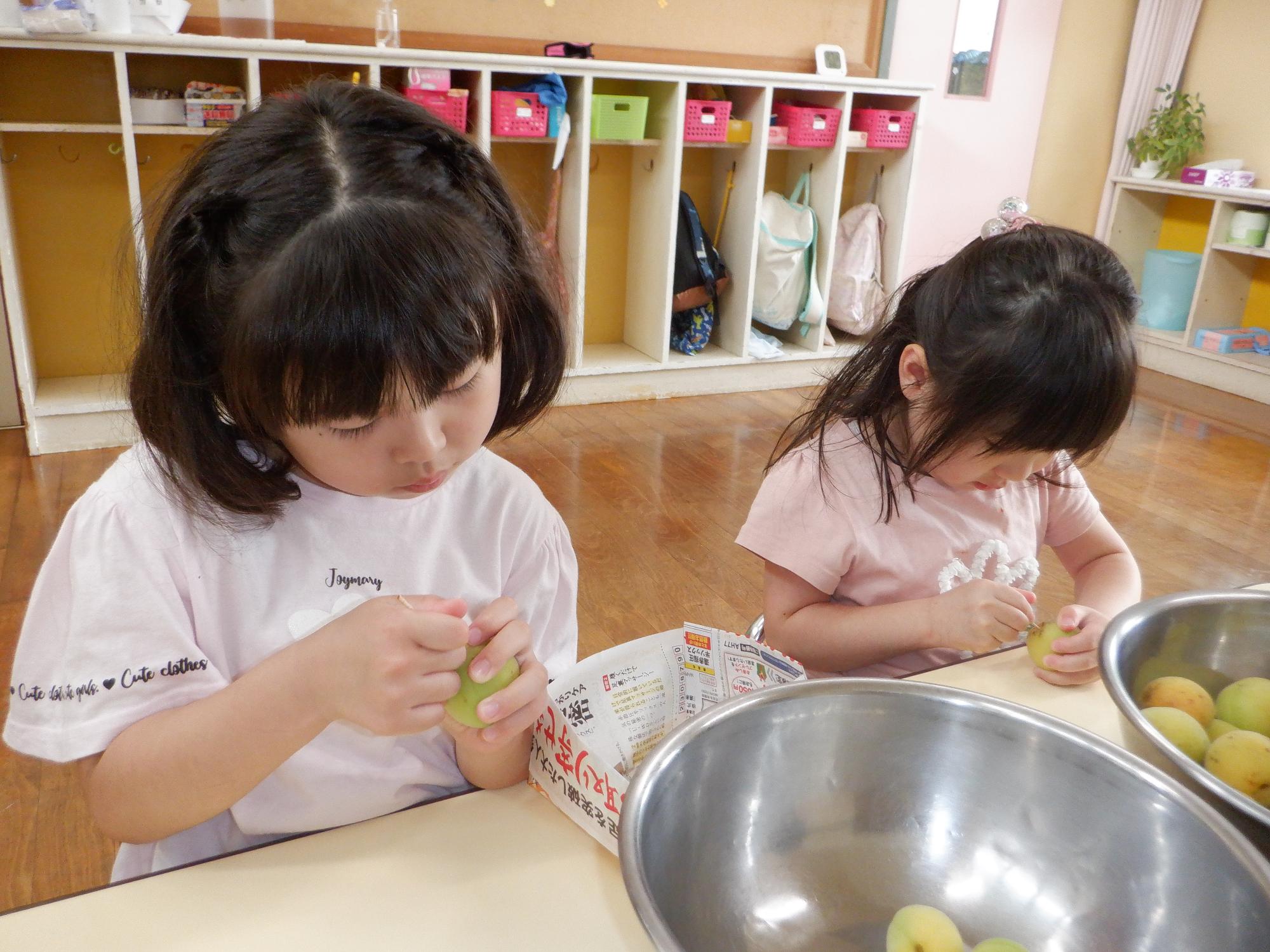 うめのヘタを取る子ども