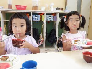 給食は七夕そうめん、星型ハンバーグ