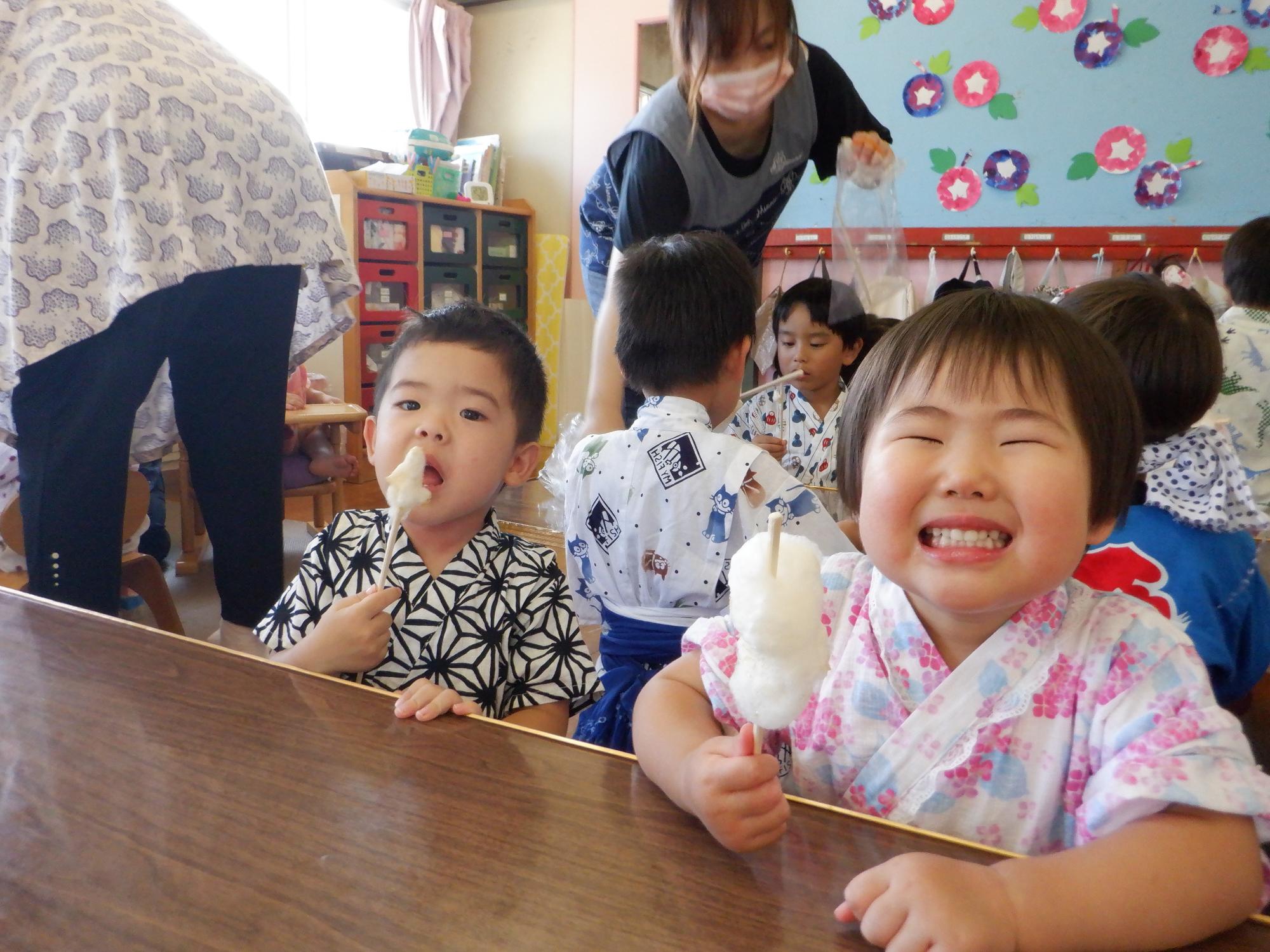 綿菓子食べて美味しい笑顔