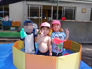 1,2歳児さんプール遊び中