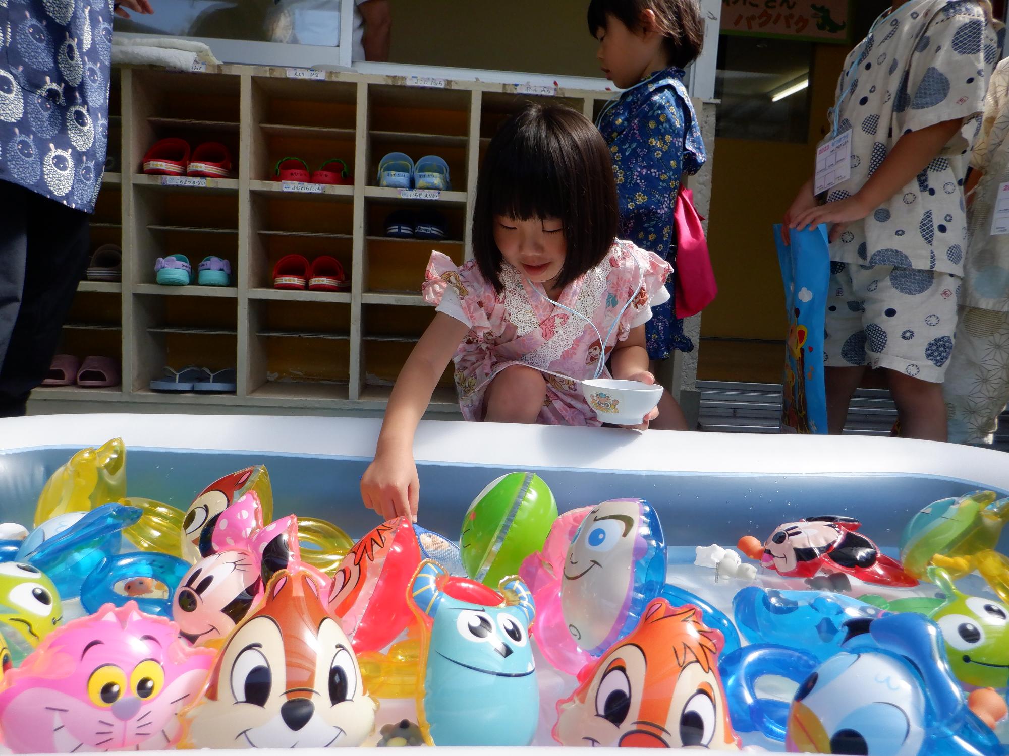 キャラすくいを楽しむ5歳児女の子