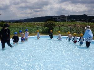 3,4,5歳児さん大きいプールに慣れるため、水の中を歩いています