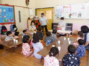 綿菓子の実演に子ども達は釘付け