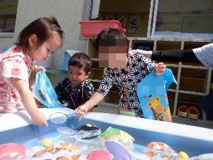 1歳児さん、キャラクターすくいに挑戦中