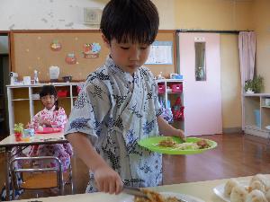 給食は屋台飯。バイキング形式で