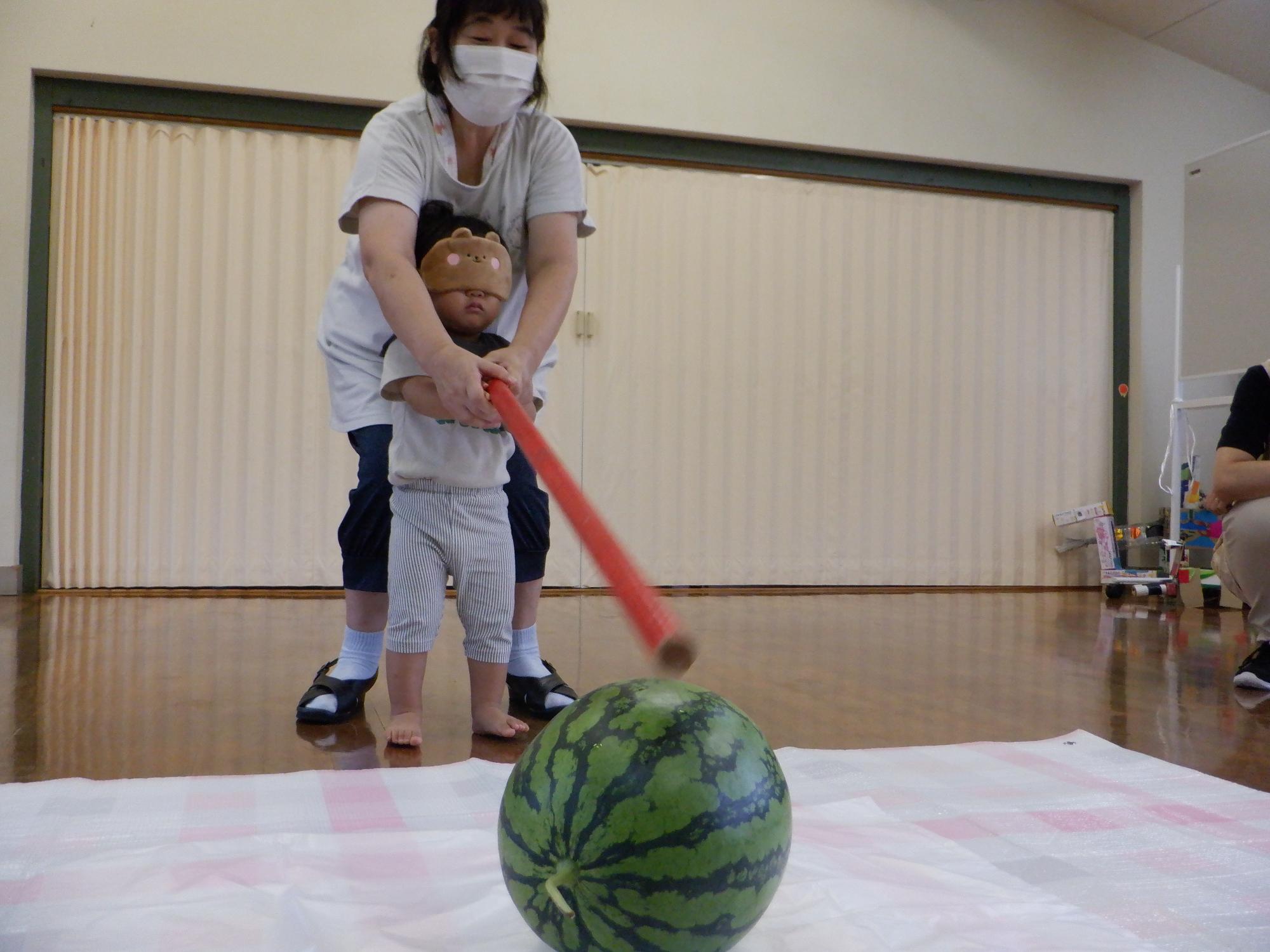 1歳児さんもスイカ割りに挑戦
