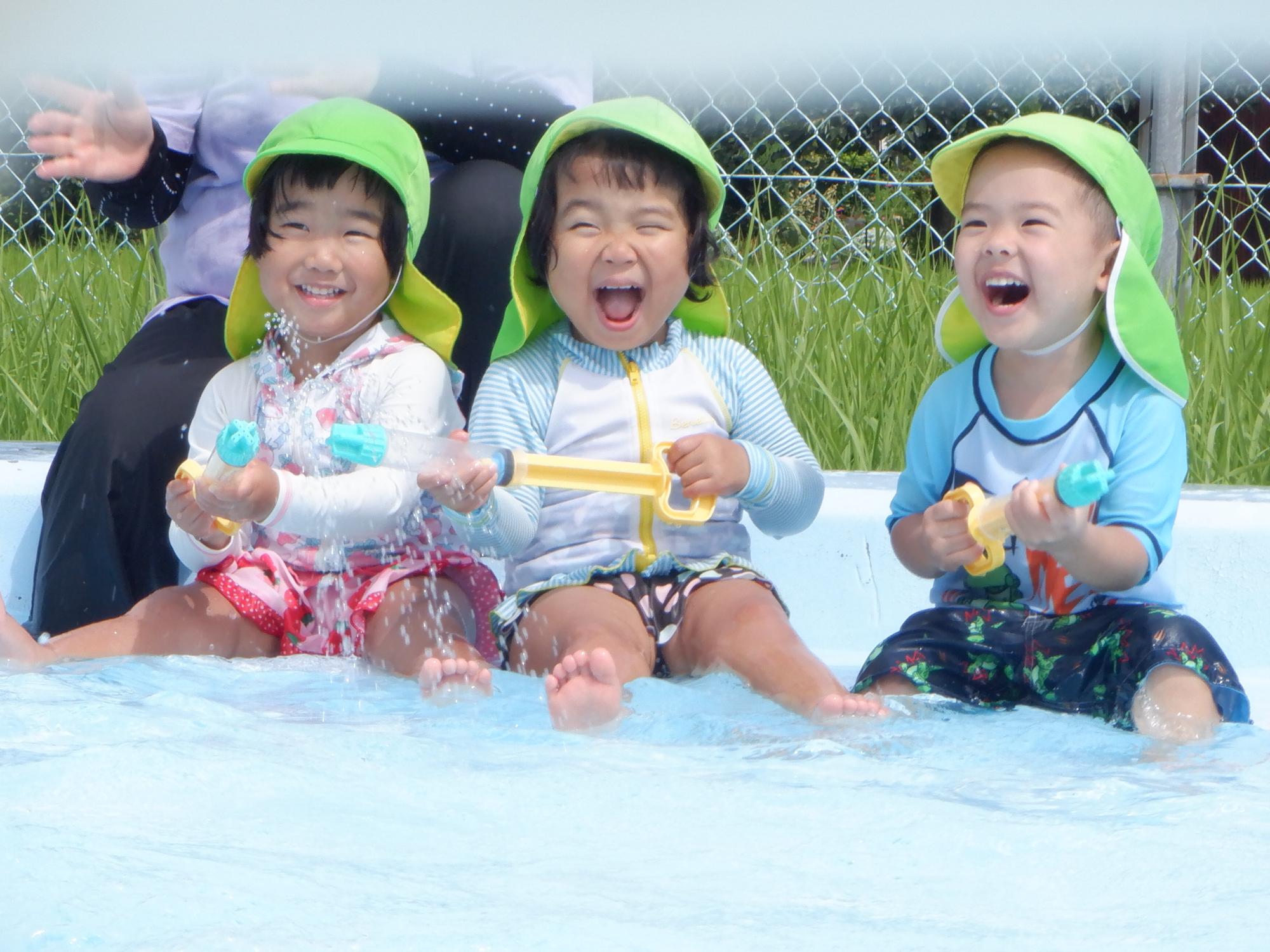 プール遊びを満喫中の2歳児