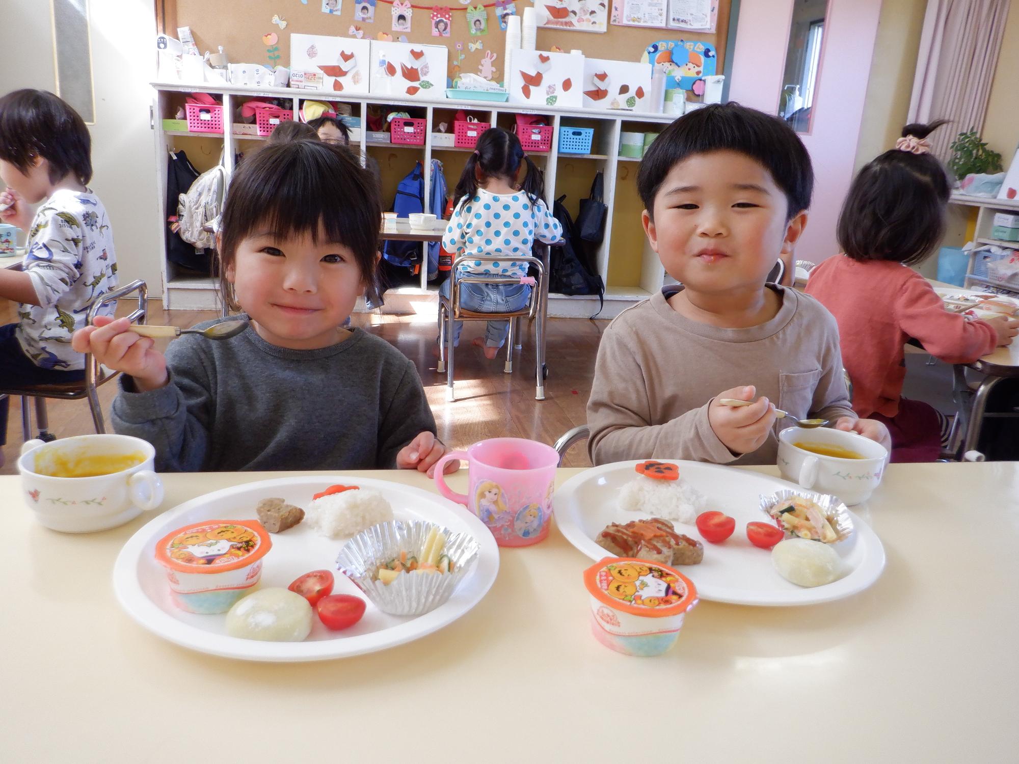 ハロウィンプレートランチを食べている様子