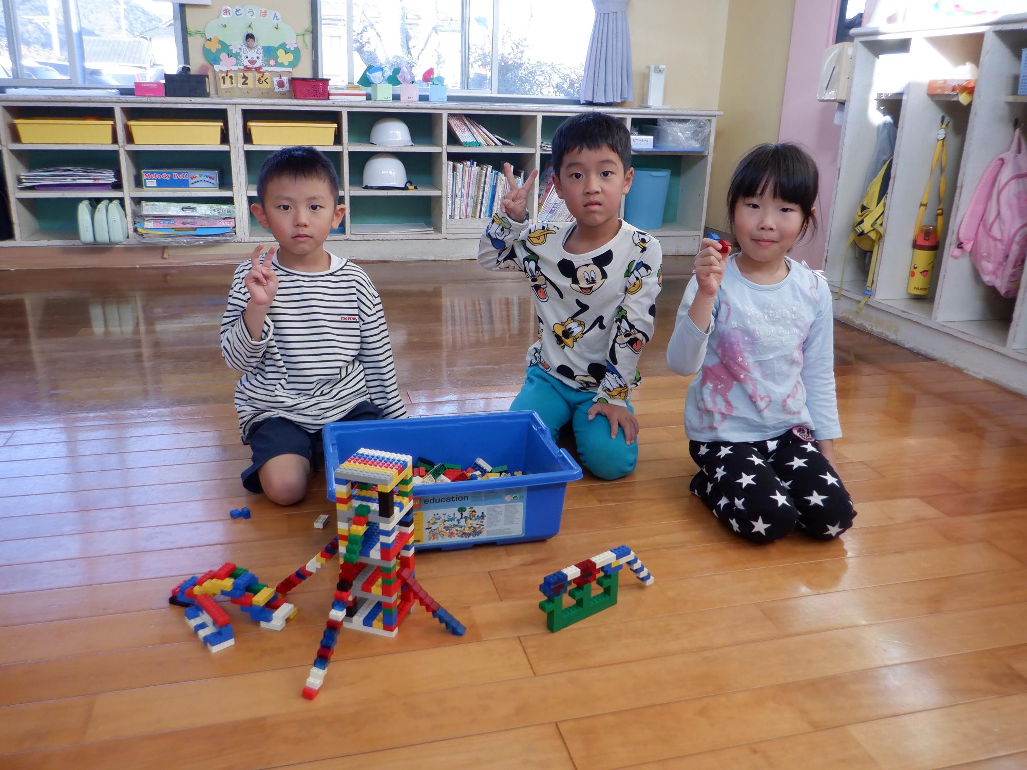 年長児がレゴブロックで遊んでいる様子