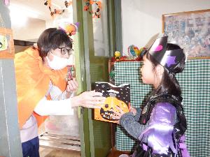 お菓子をくれないといたずらするぞ~!