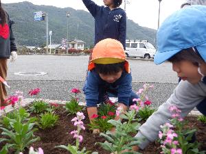 院内道の駅の花植えに参加