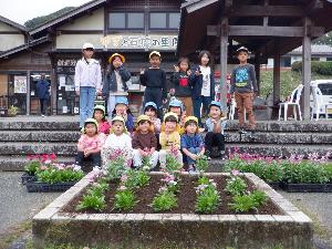 院内中部小の1,2年生と植えました