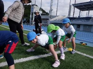 後ろの友だちに下からボールを渡しています