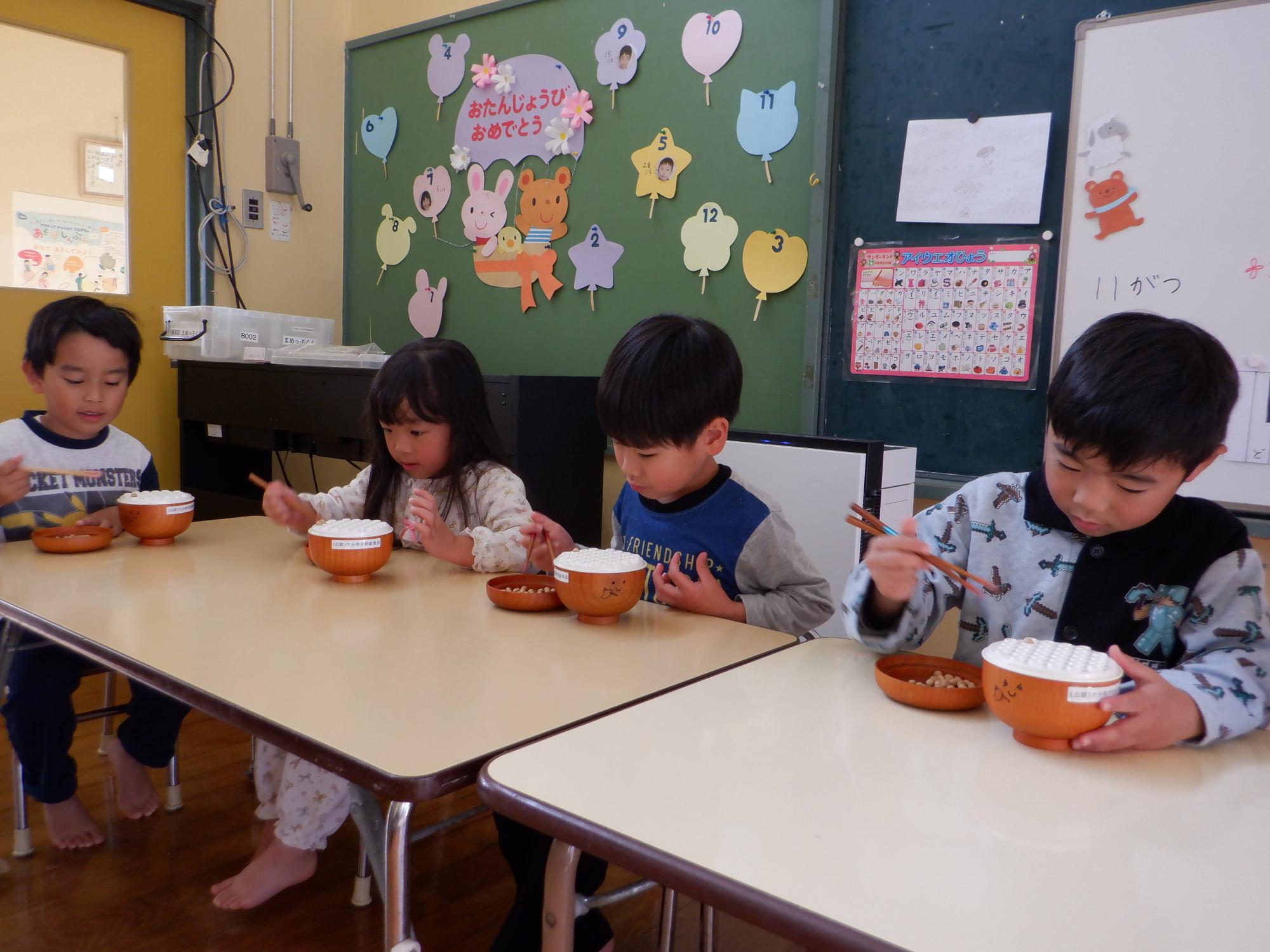 食育の一環で豆を掴むお箸の練習