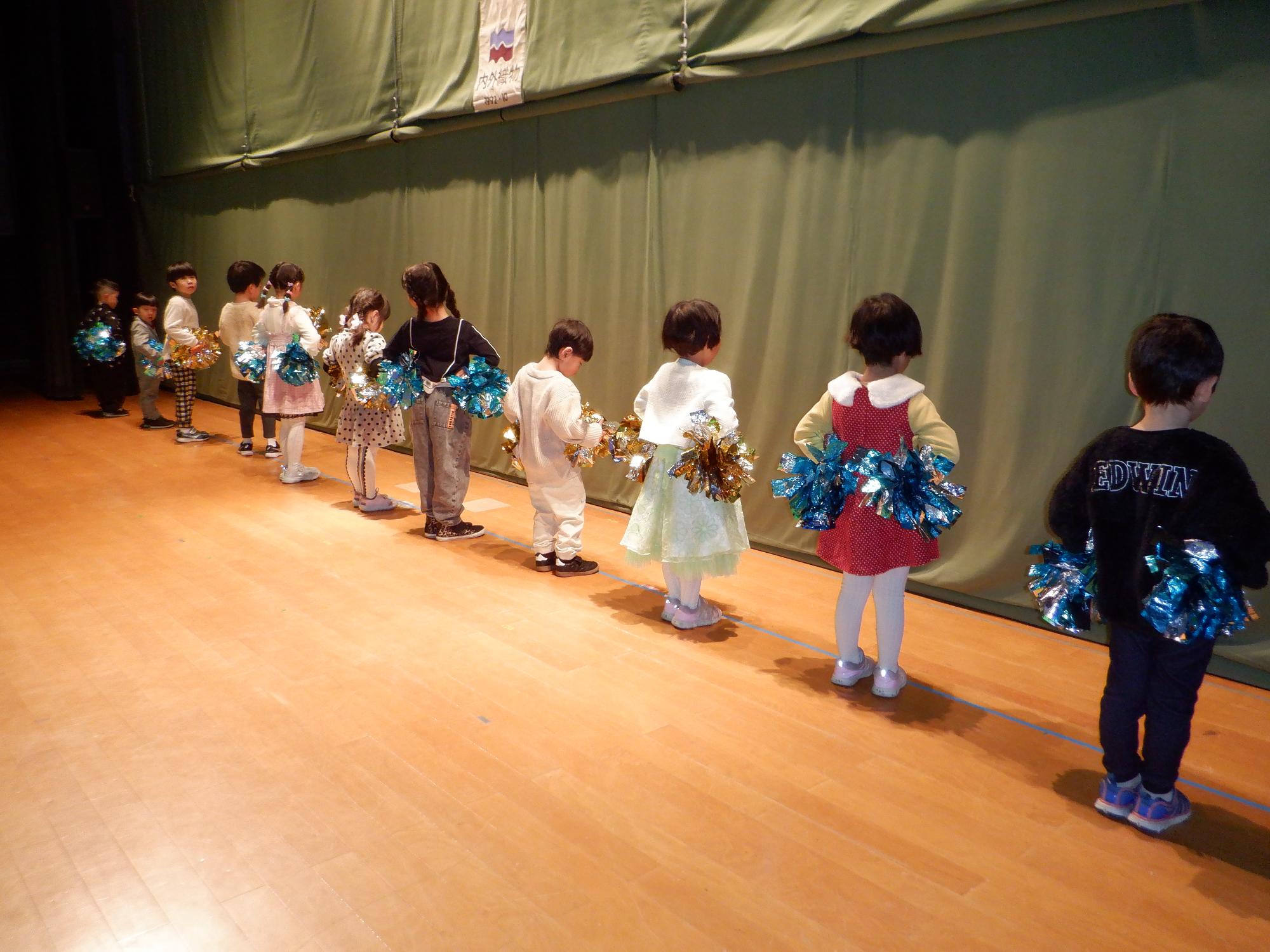 発表会、オープニング、チグハグを踊る準備