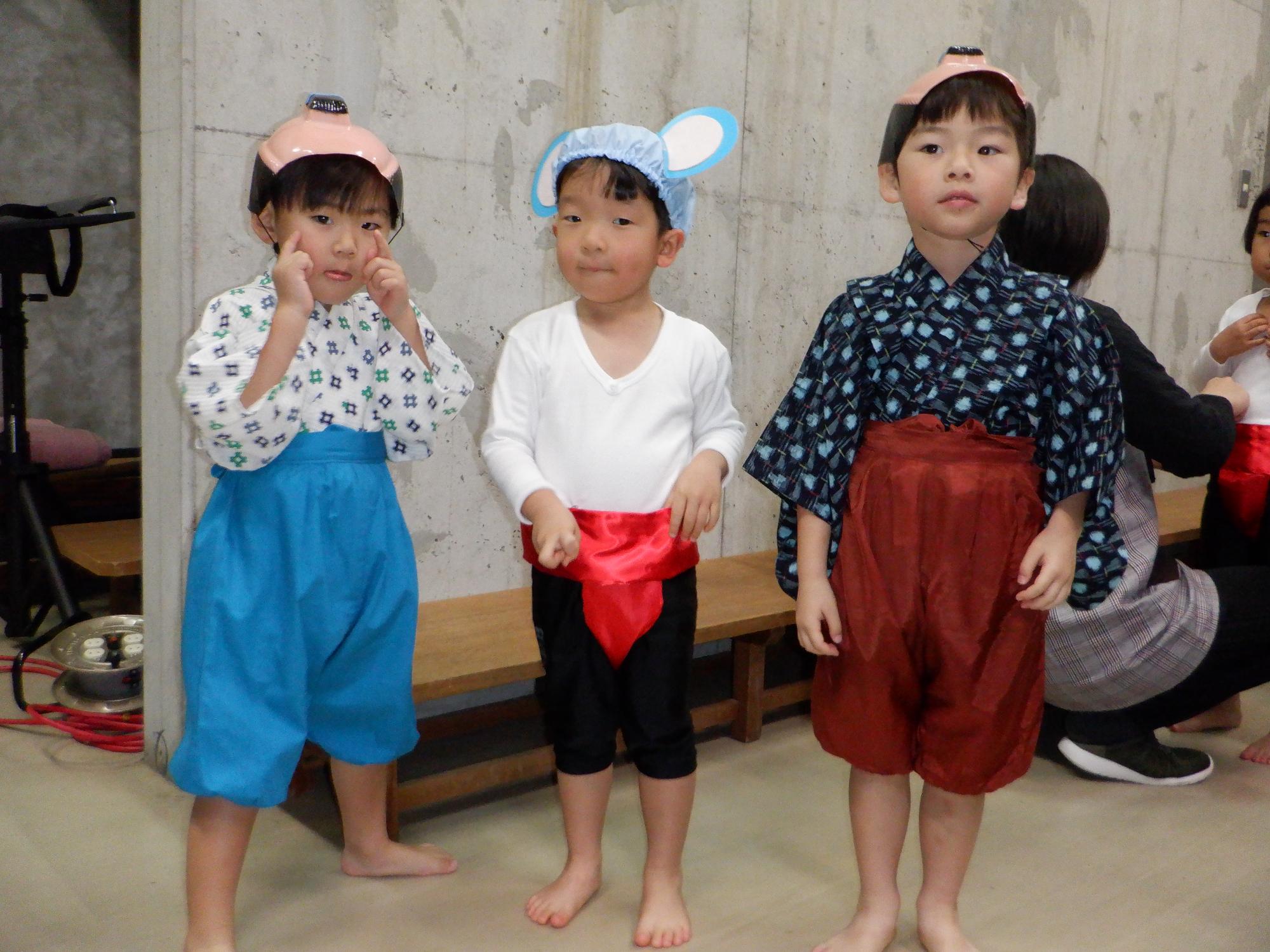 年少児3人、ネズミのすもうの劇の出待ち、バッチリ衣装の男の子
