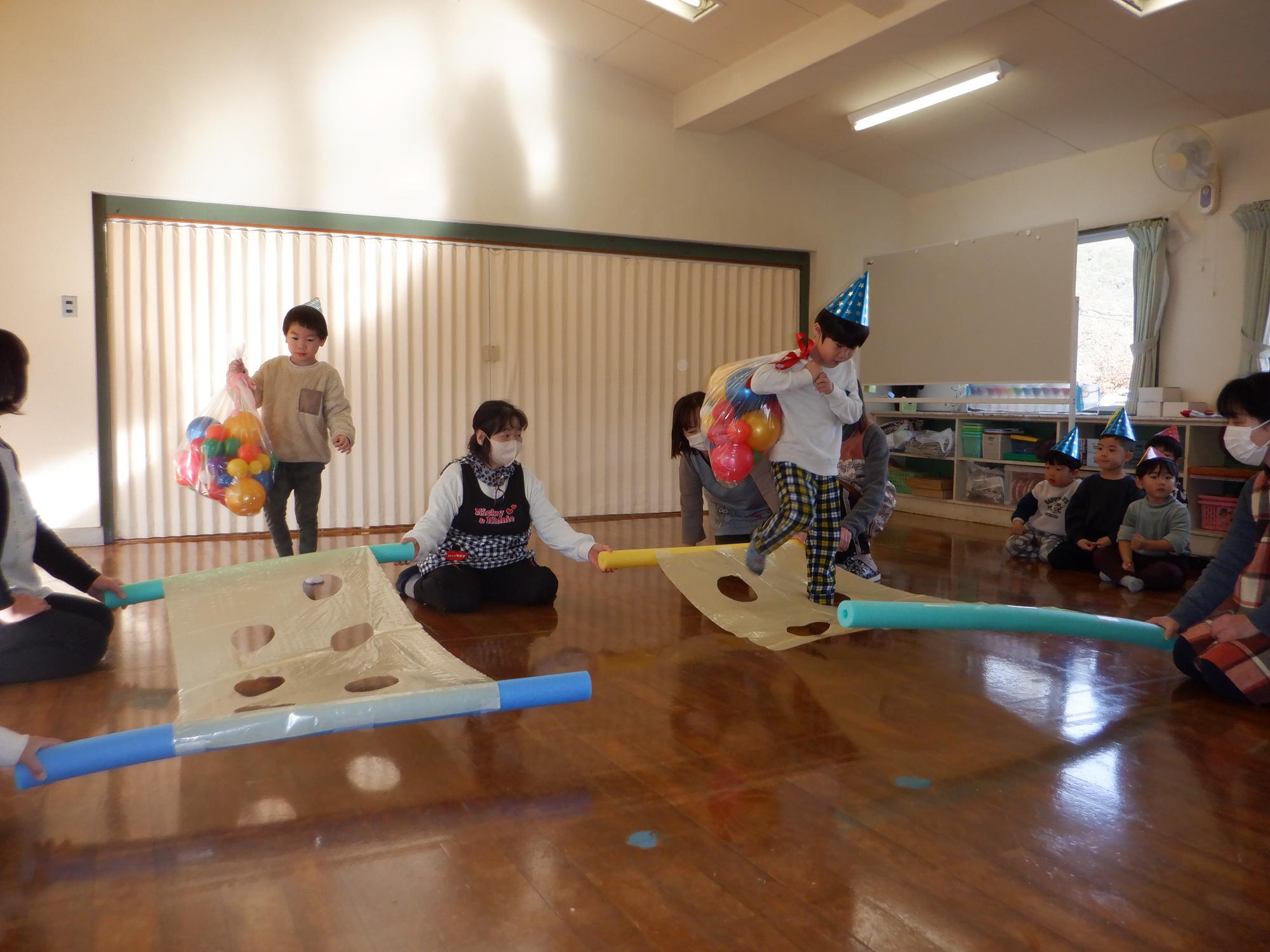 クリスマスサンタゲームをする子ども、プレゼントを抱えて雪道を渡ります