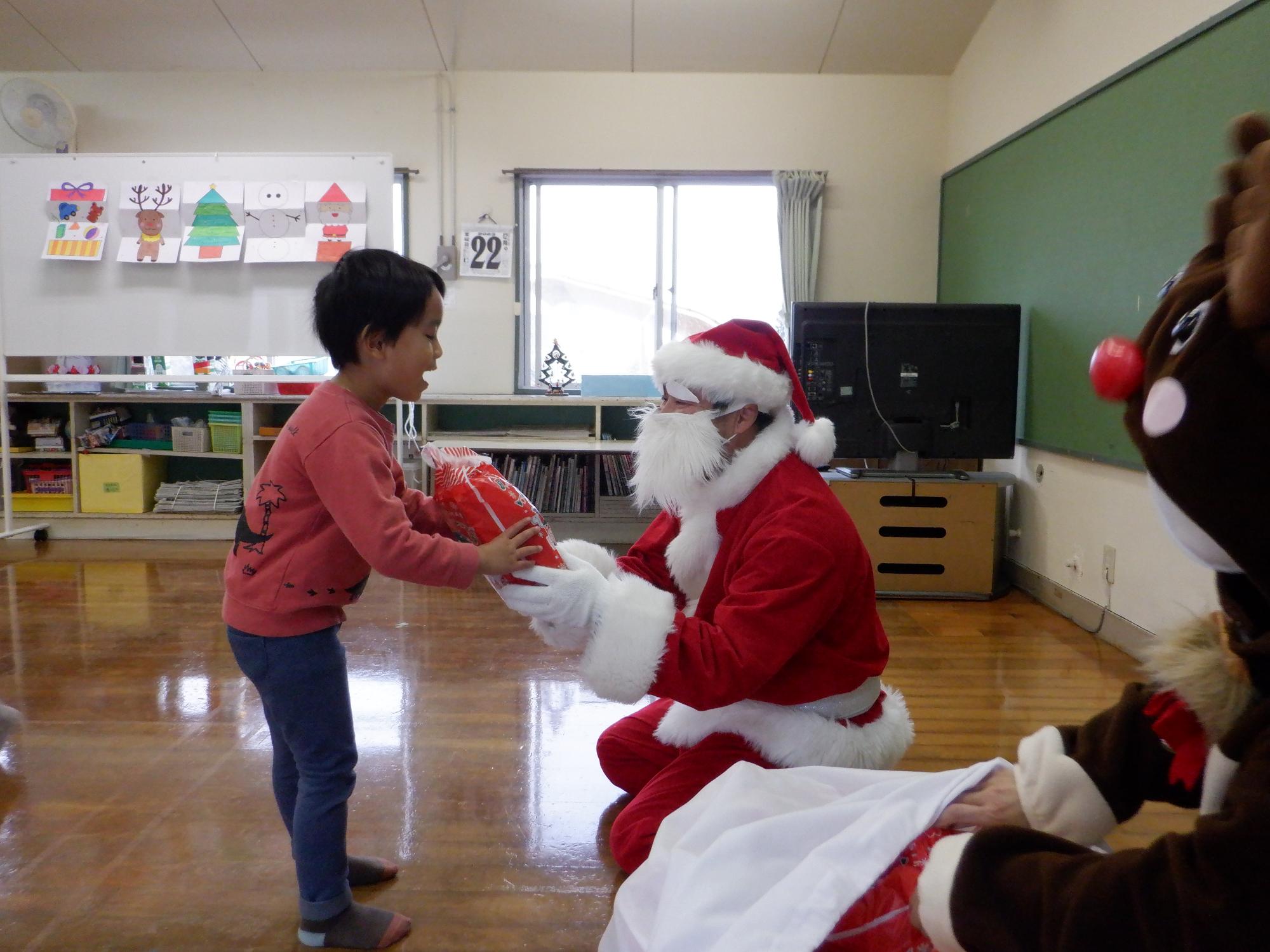 クリスマス会・サンタさん・プレゼント・子ども