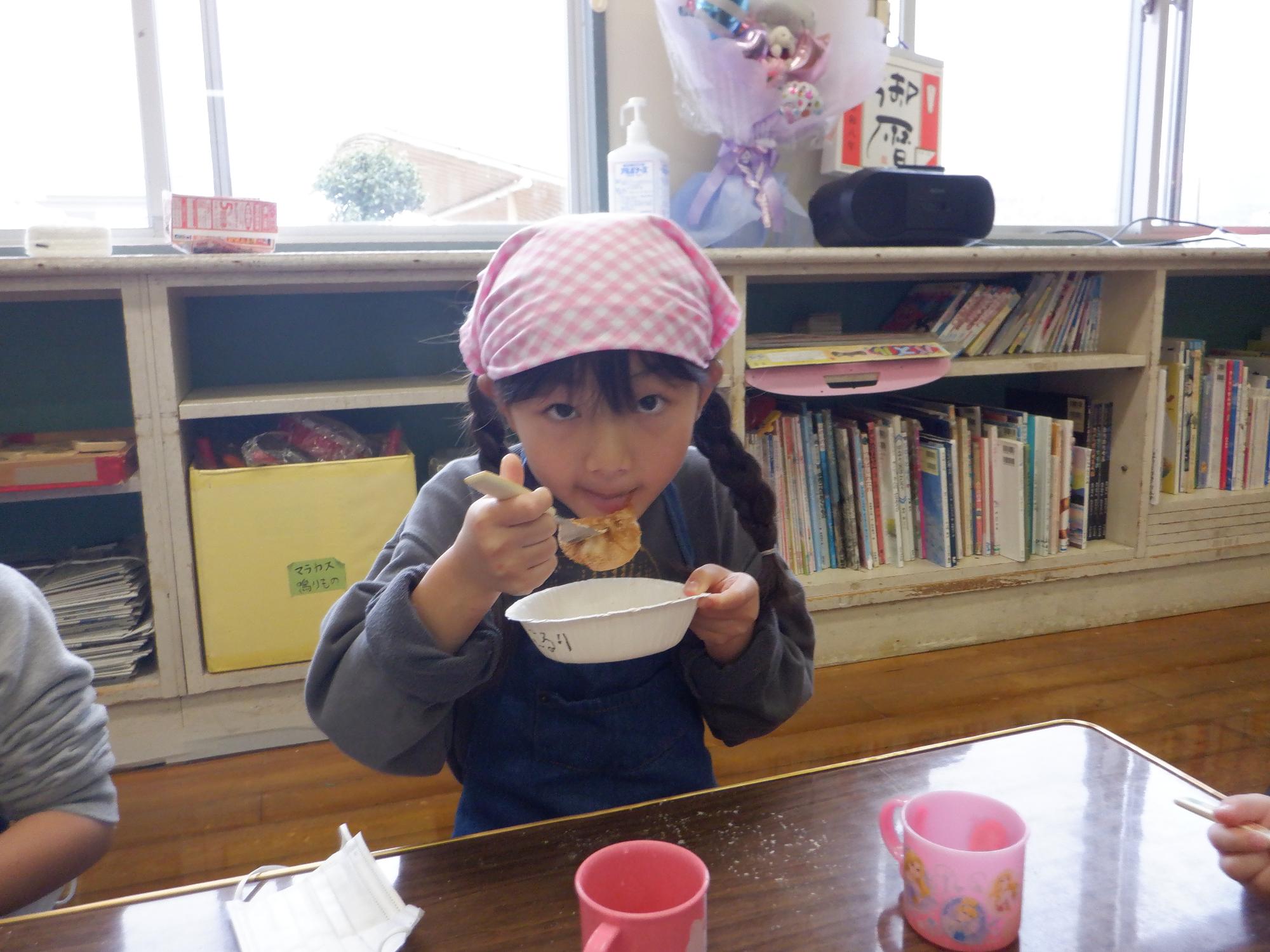 つきたてオモチを食べる女の子、黄粉もちを頬張る