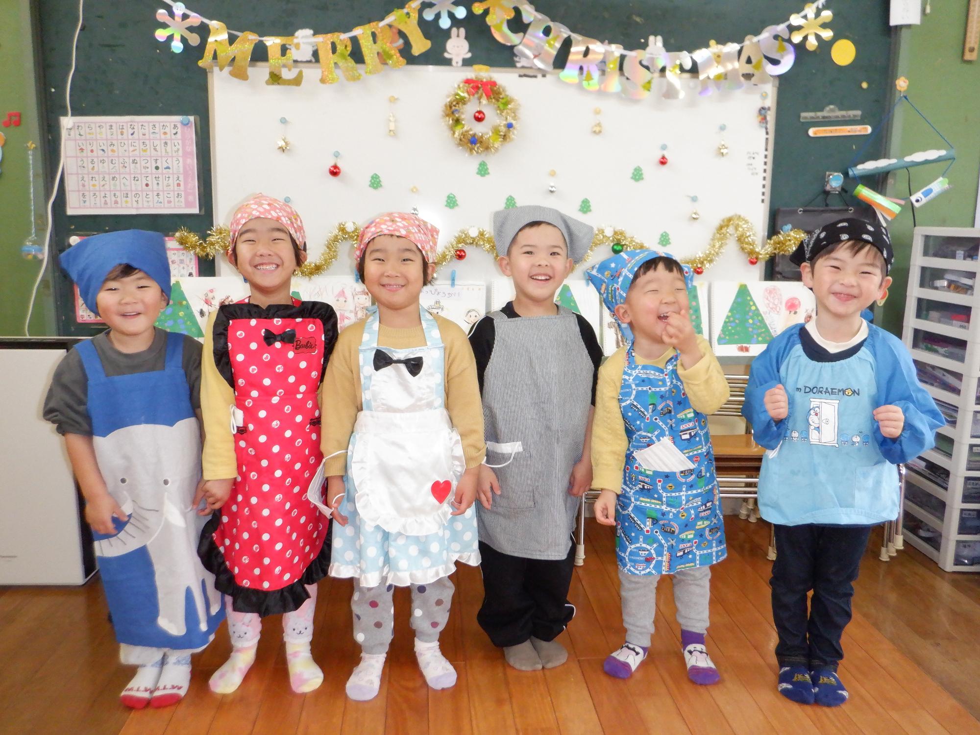 エプロン姿の子どもたち、おもちつき頑張ったよ