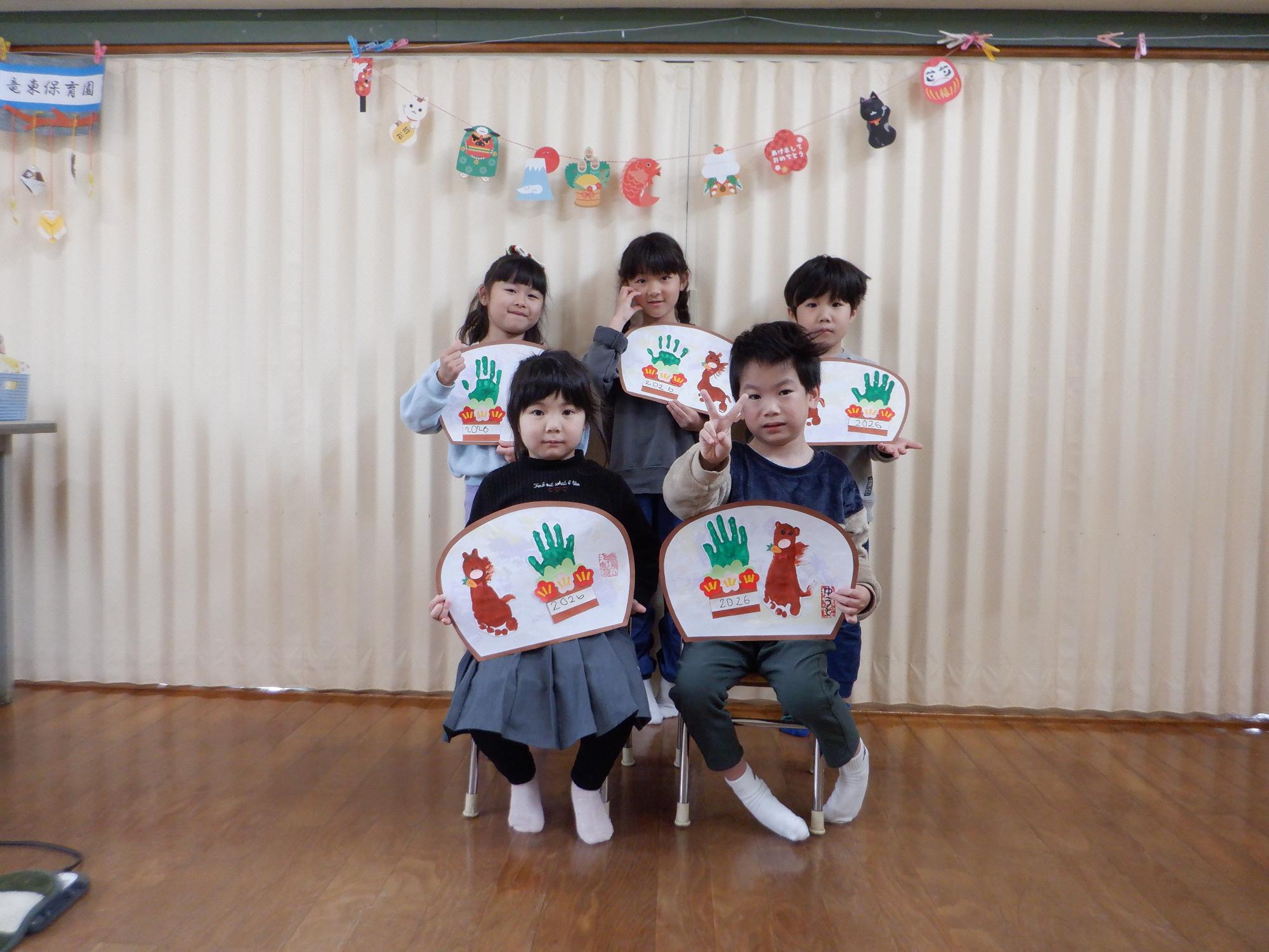 手型、足型で門松と馬を作りました、お正月飾りを持って撮影