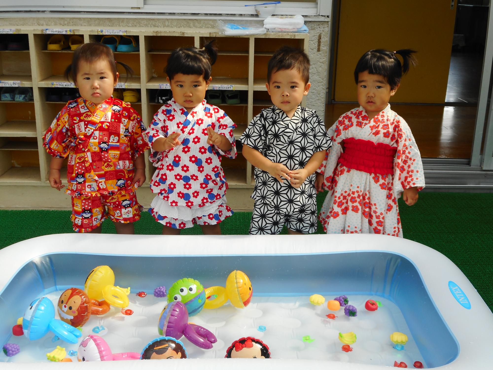 1歳児の甚平を着た子ども達の集合写真
