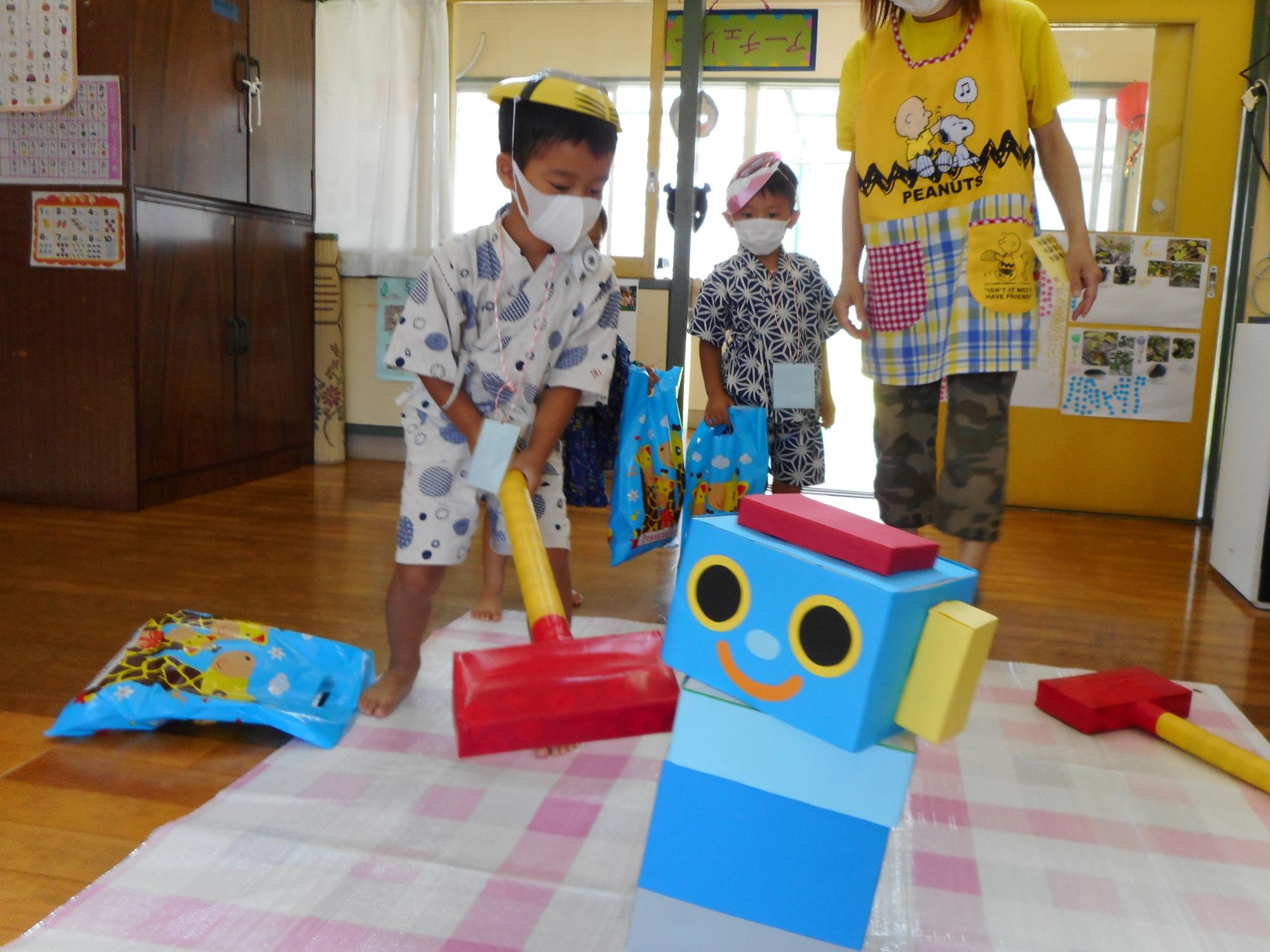 だるま落としをする男の子