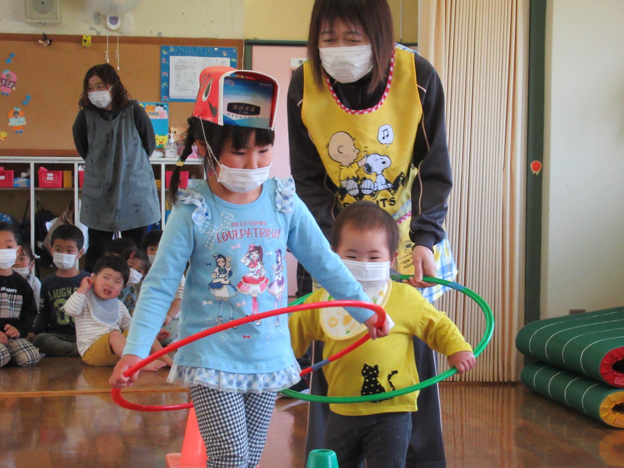 こいのぼり列車、年長さんとつぼみさん、仲良くしゅっぽっぽ
