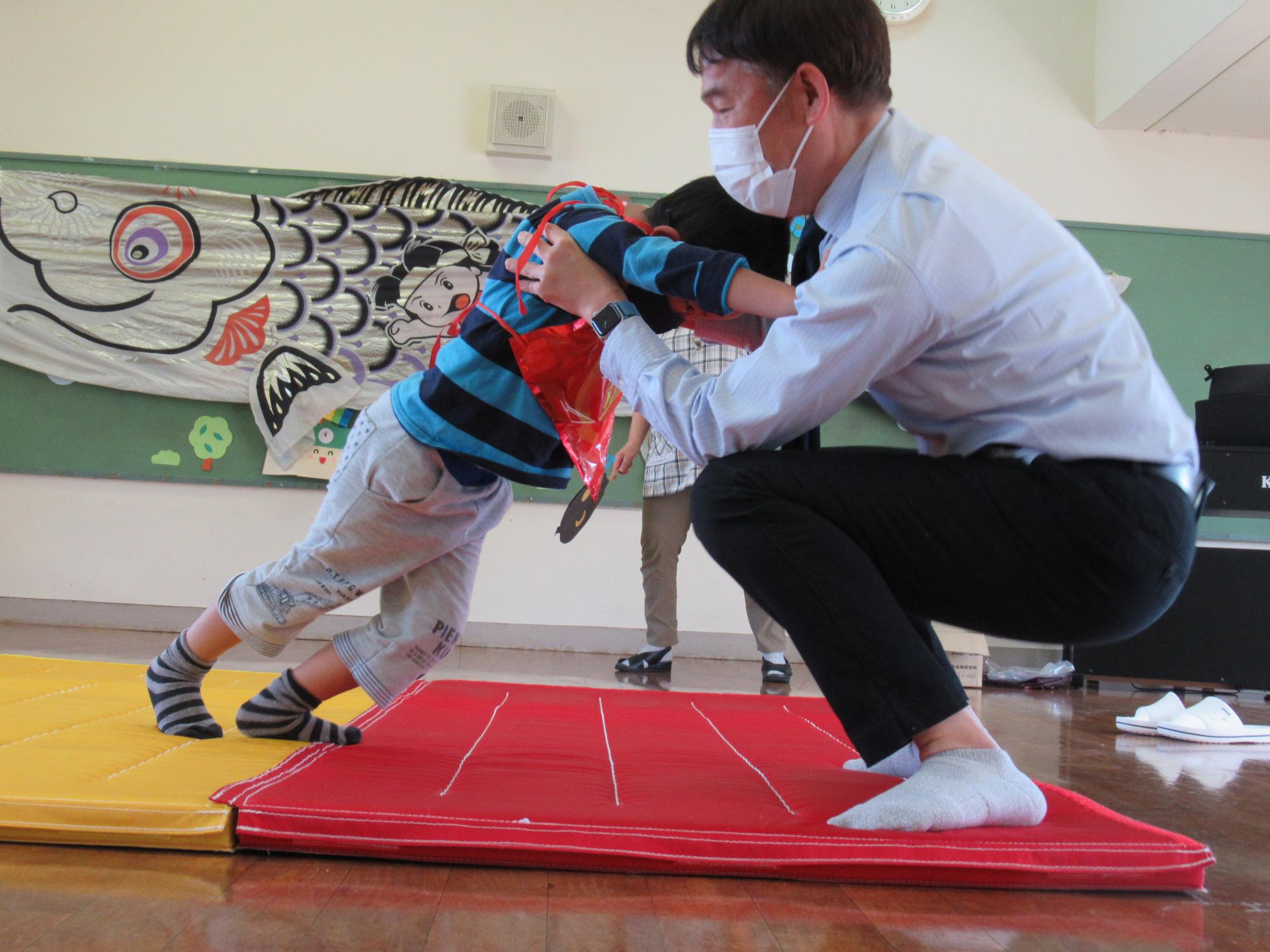 お相撲大会、園長先生との取り組み、子どもも力いっぱい押してます