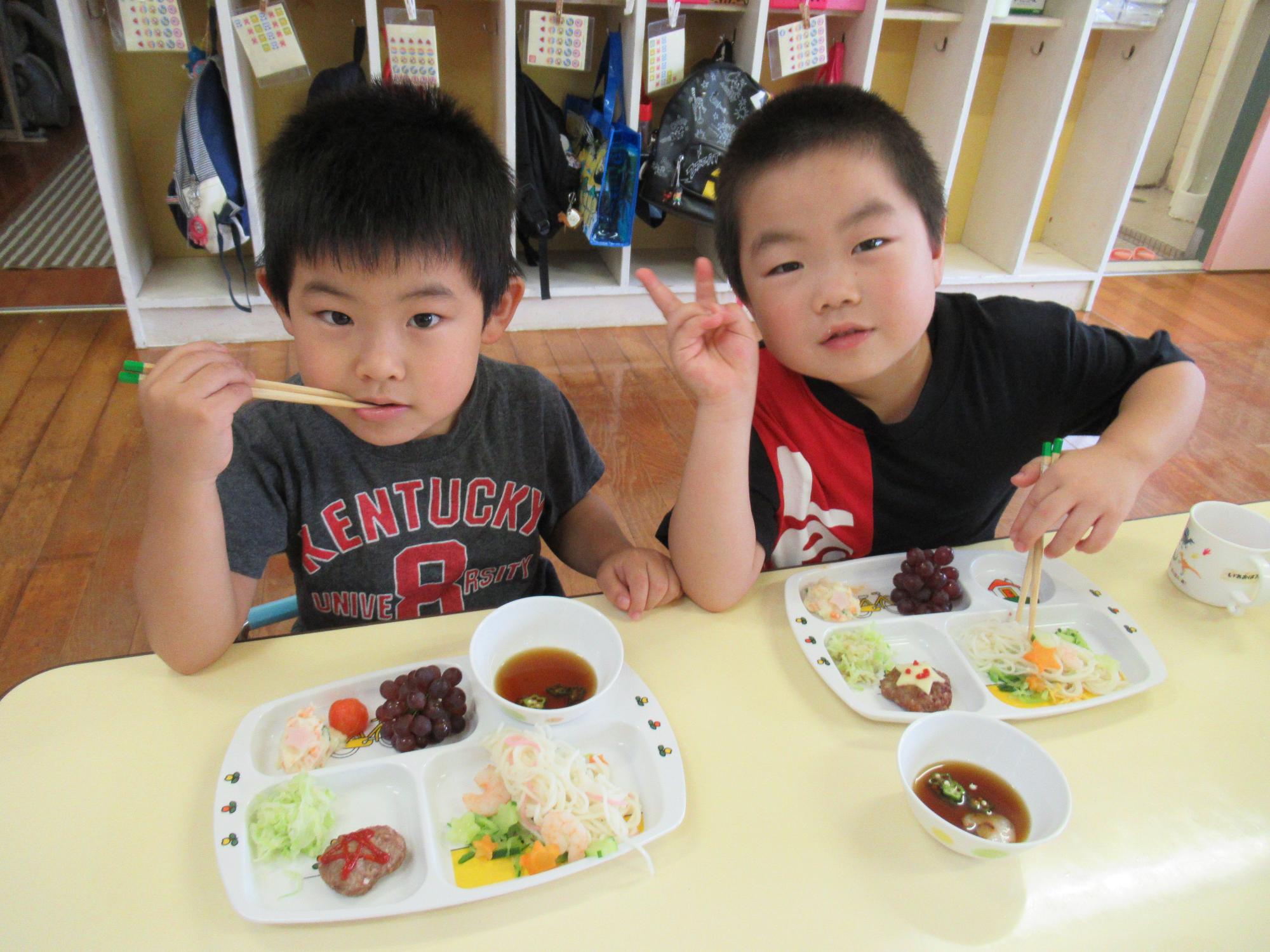 ランチを食べる子供たち