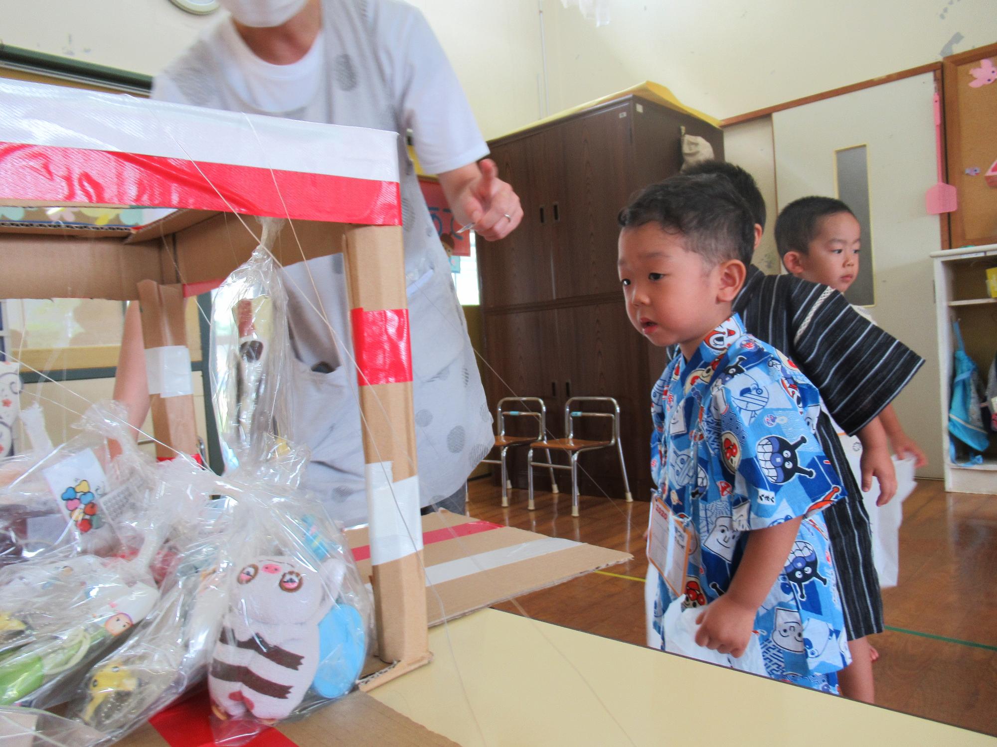 くじ引きの景品を見つめる子ども
