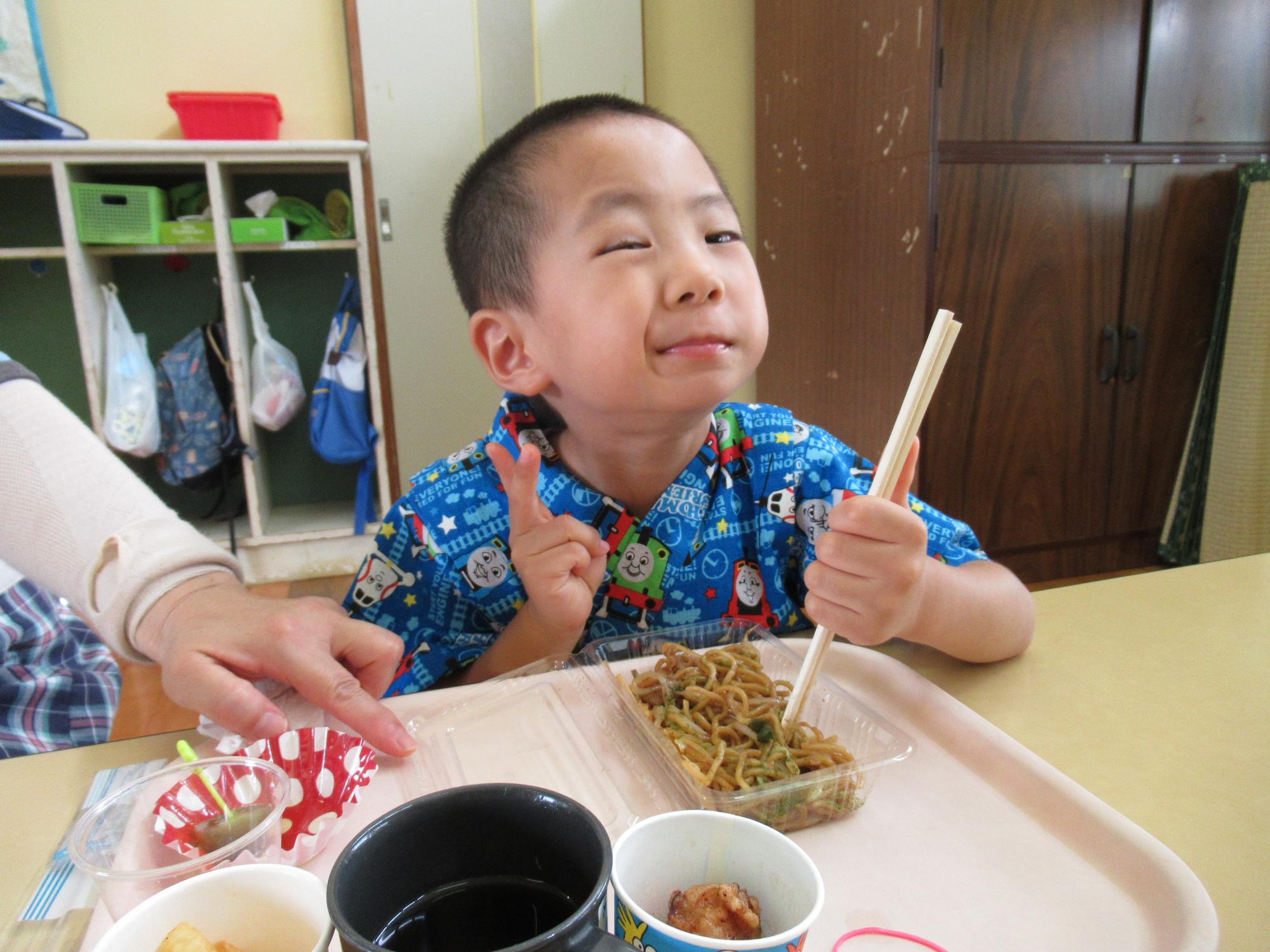 ウィンクする男の子