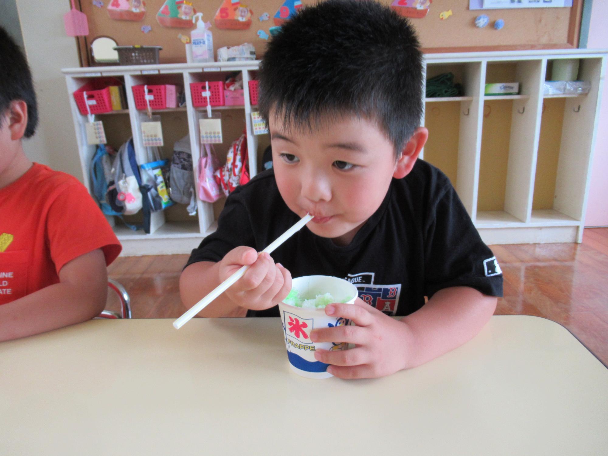 かき氷を食べる子ども