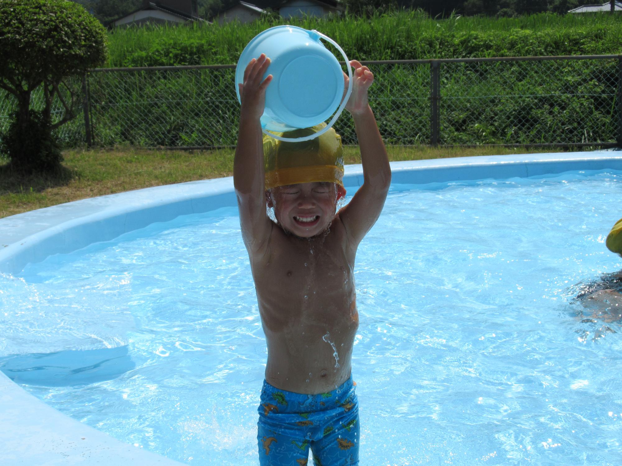 バケツで頭から水かぶる
