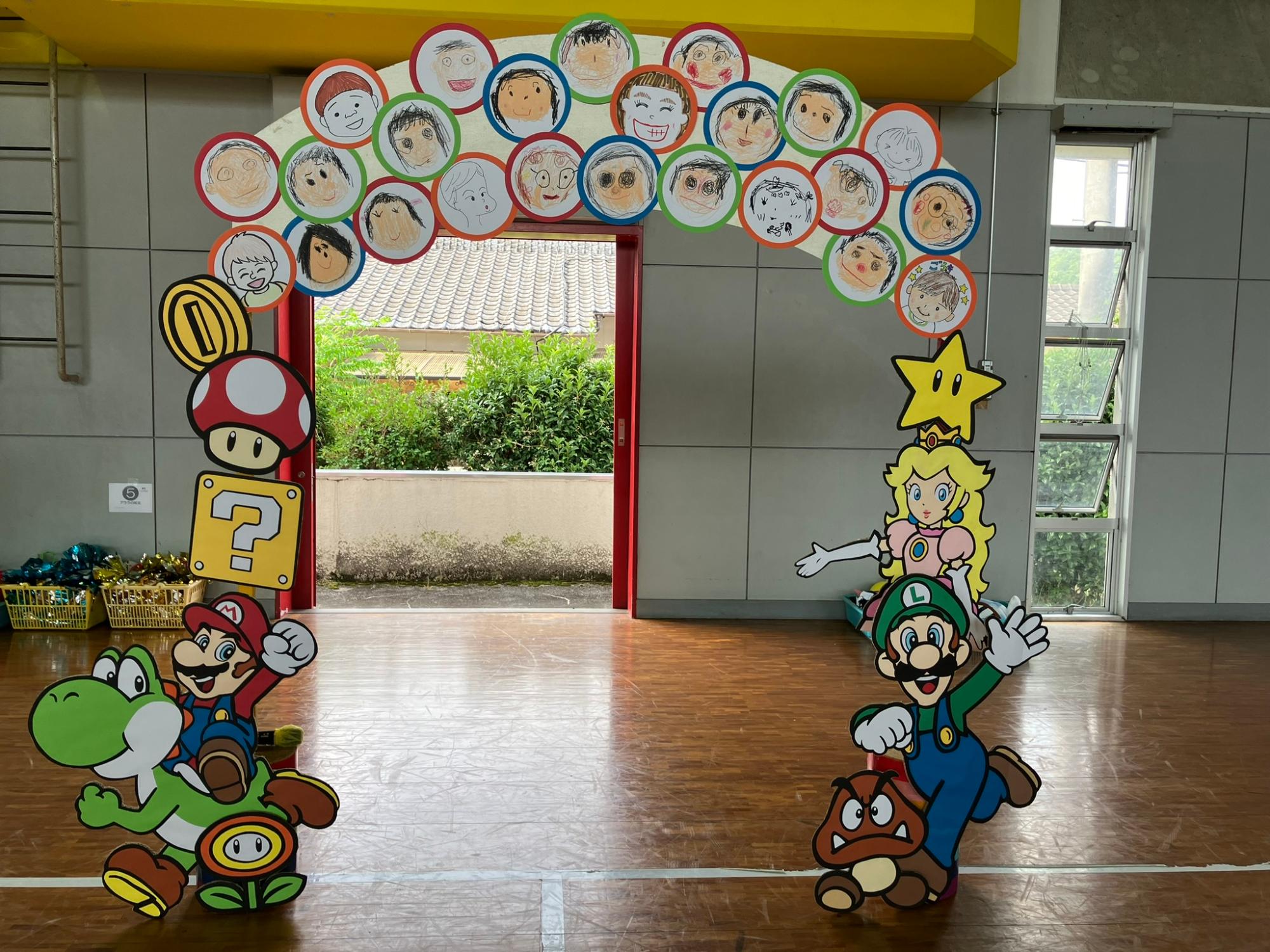 運動会の入場門、スーパーマリオのマリオとルイージのキャラクター、子どもの似顔絵の門