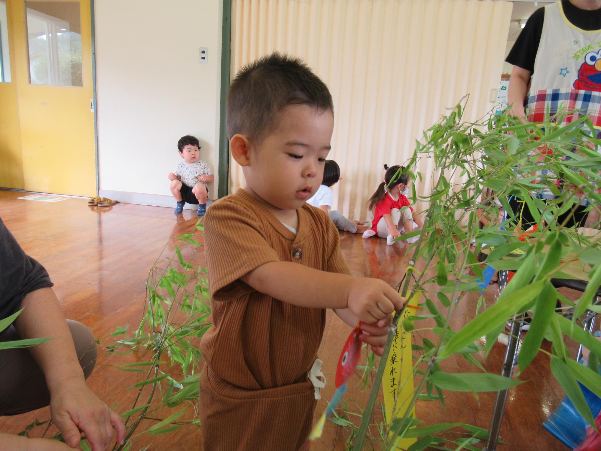 飾りつけをする男の子