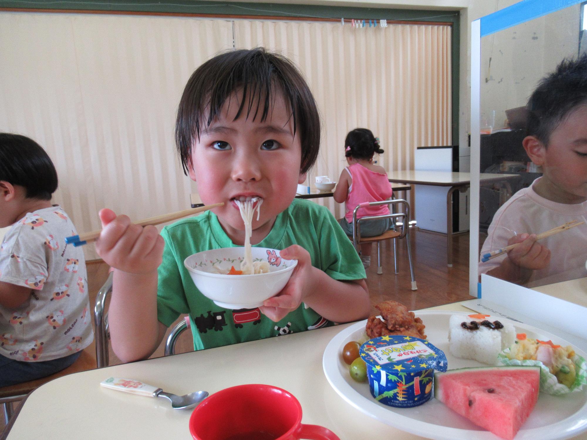 素麺をすする男の子