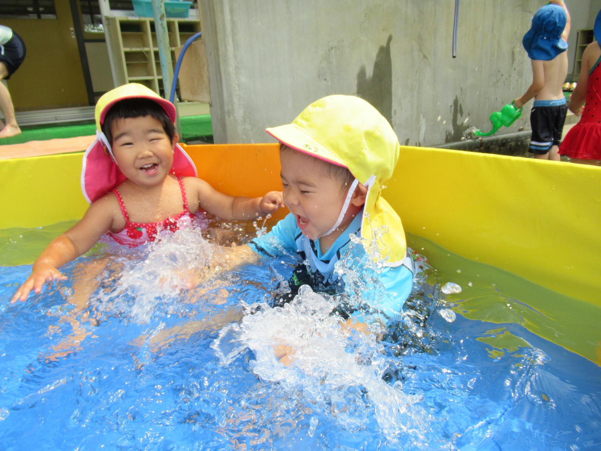 プール5、水遊び、バタ足