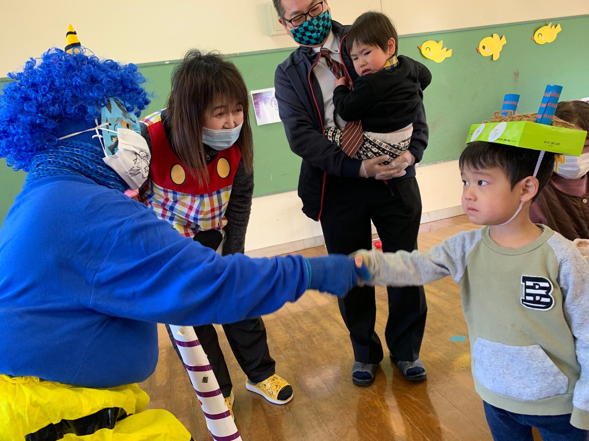 鬼と握手する子ども