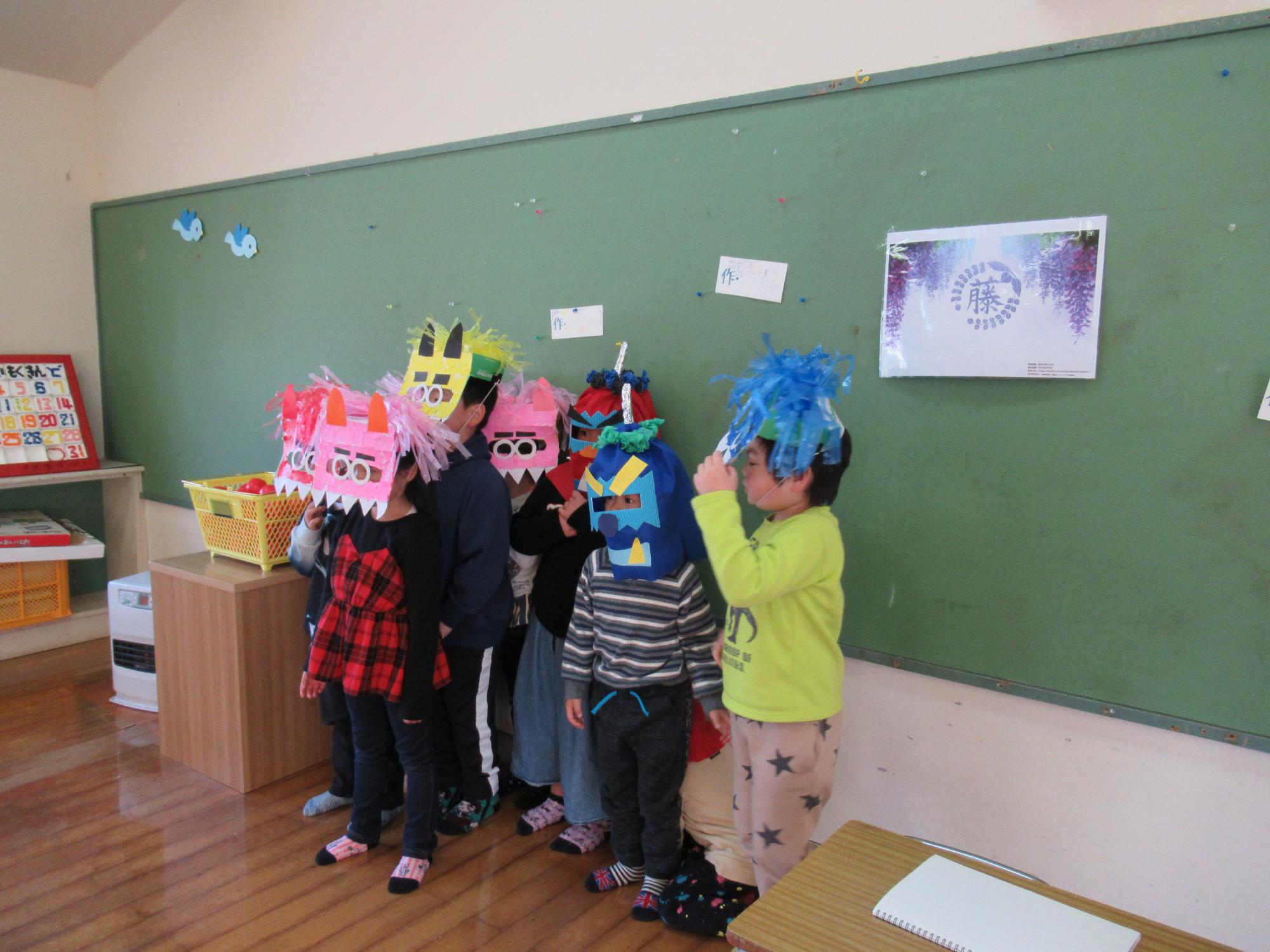 くっついて固まる年長児