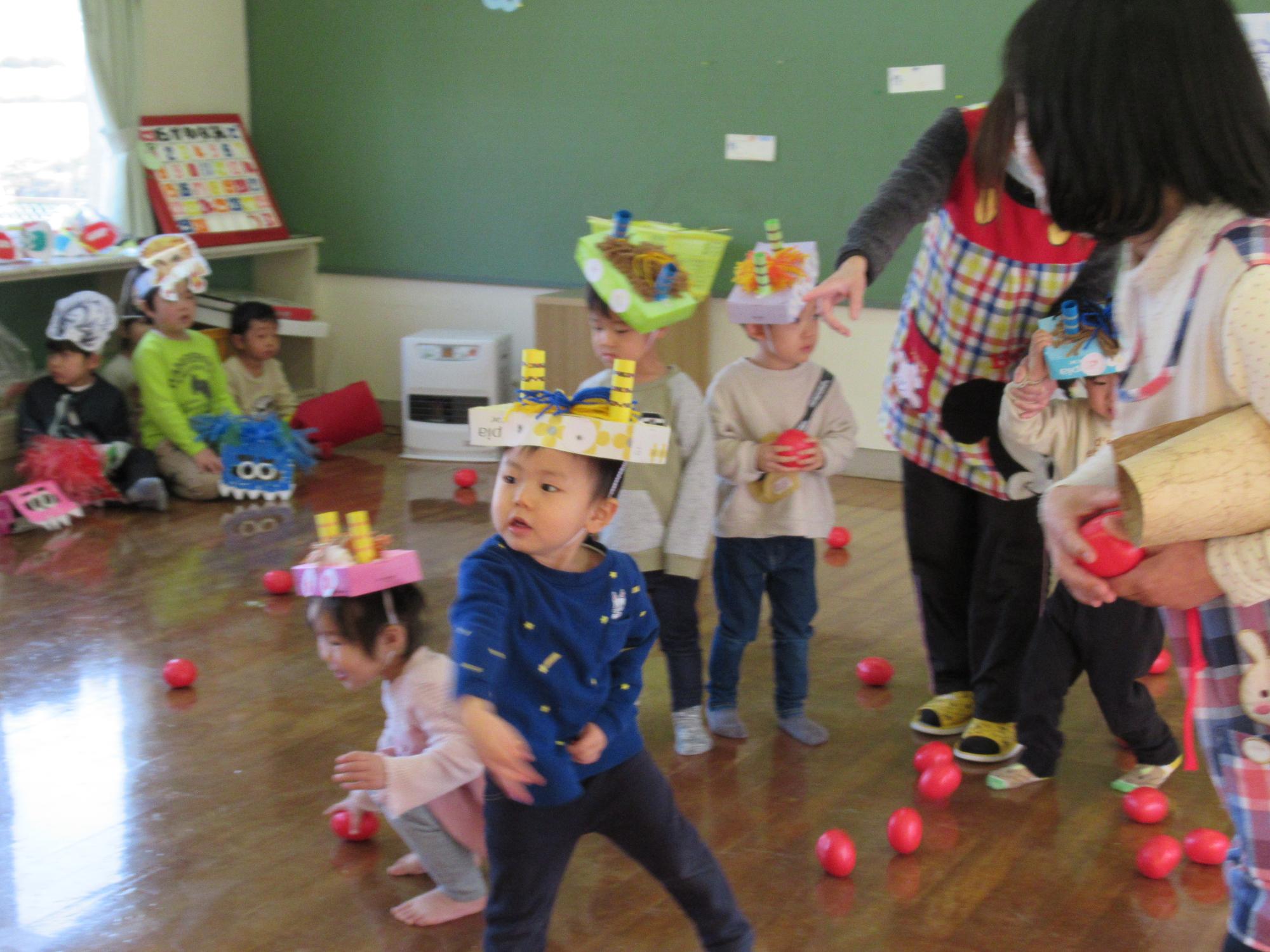 赤い球を投げる子ども